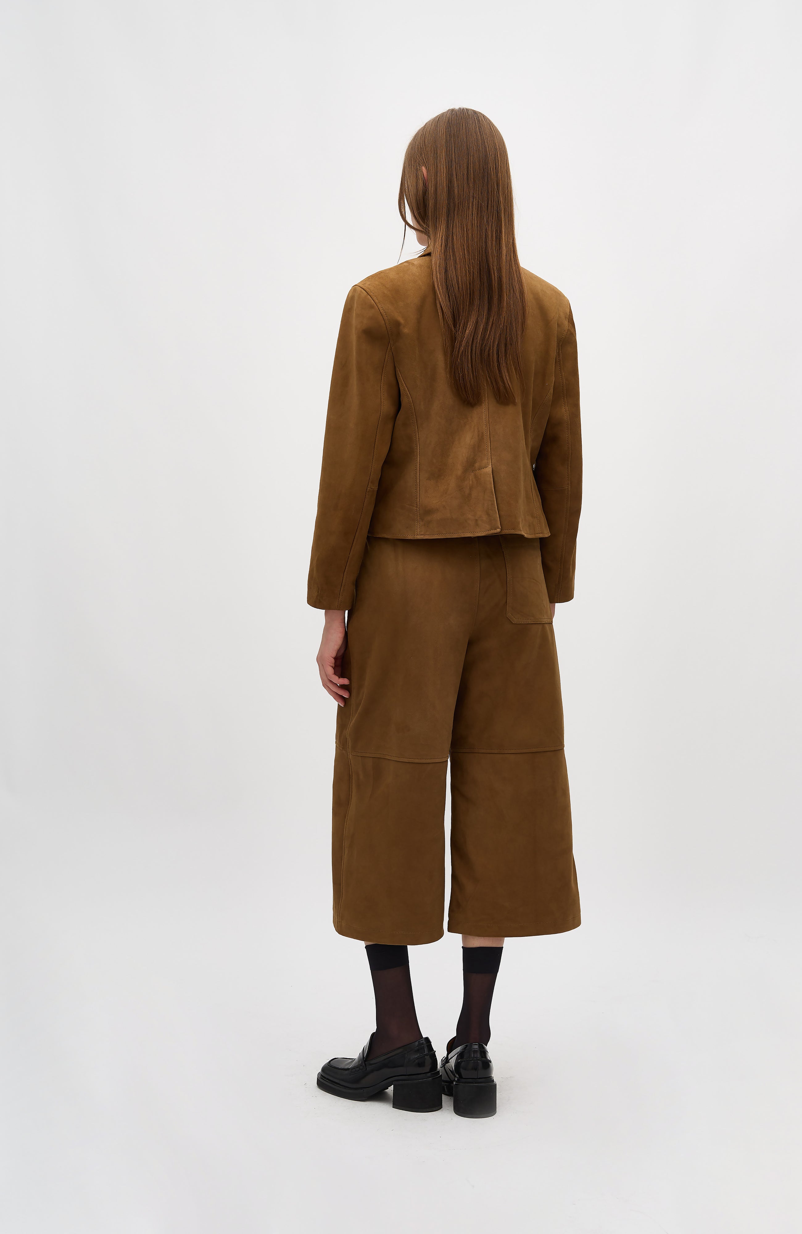 Iva-M_Cognac Brown_Model_3