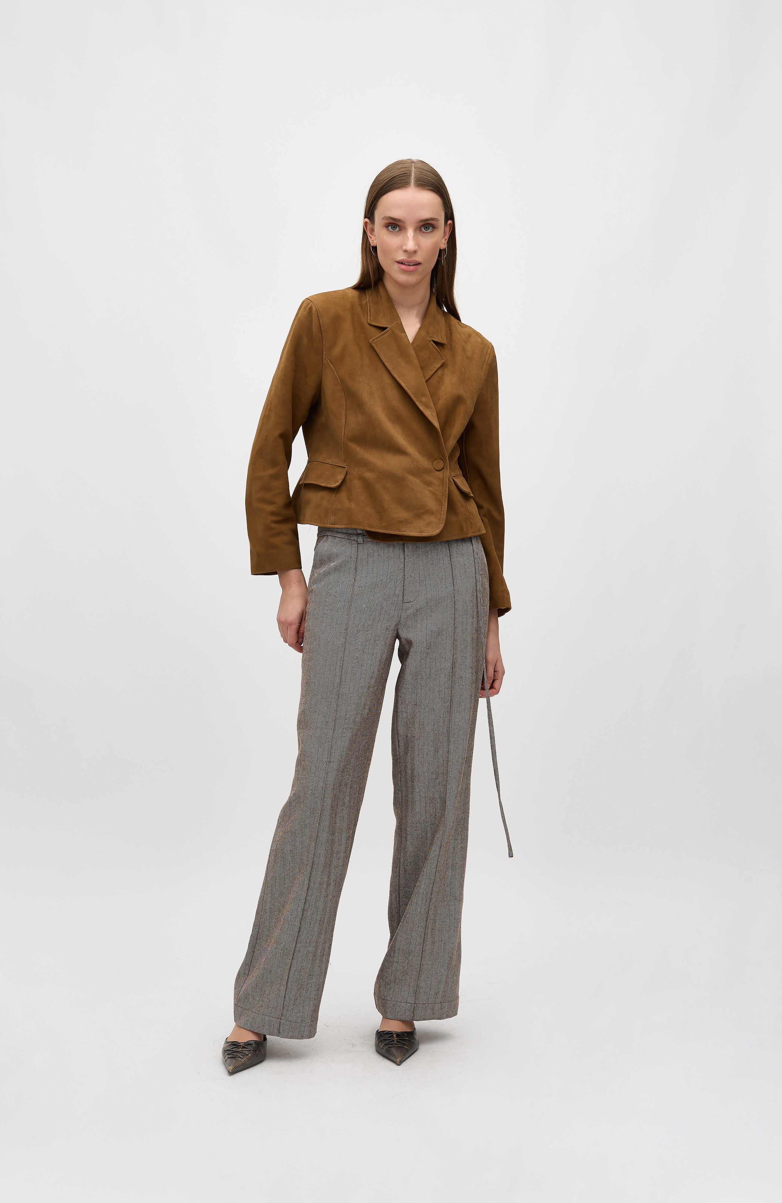 Iva-M_Cognac Brown_Model_4