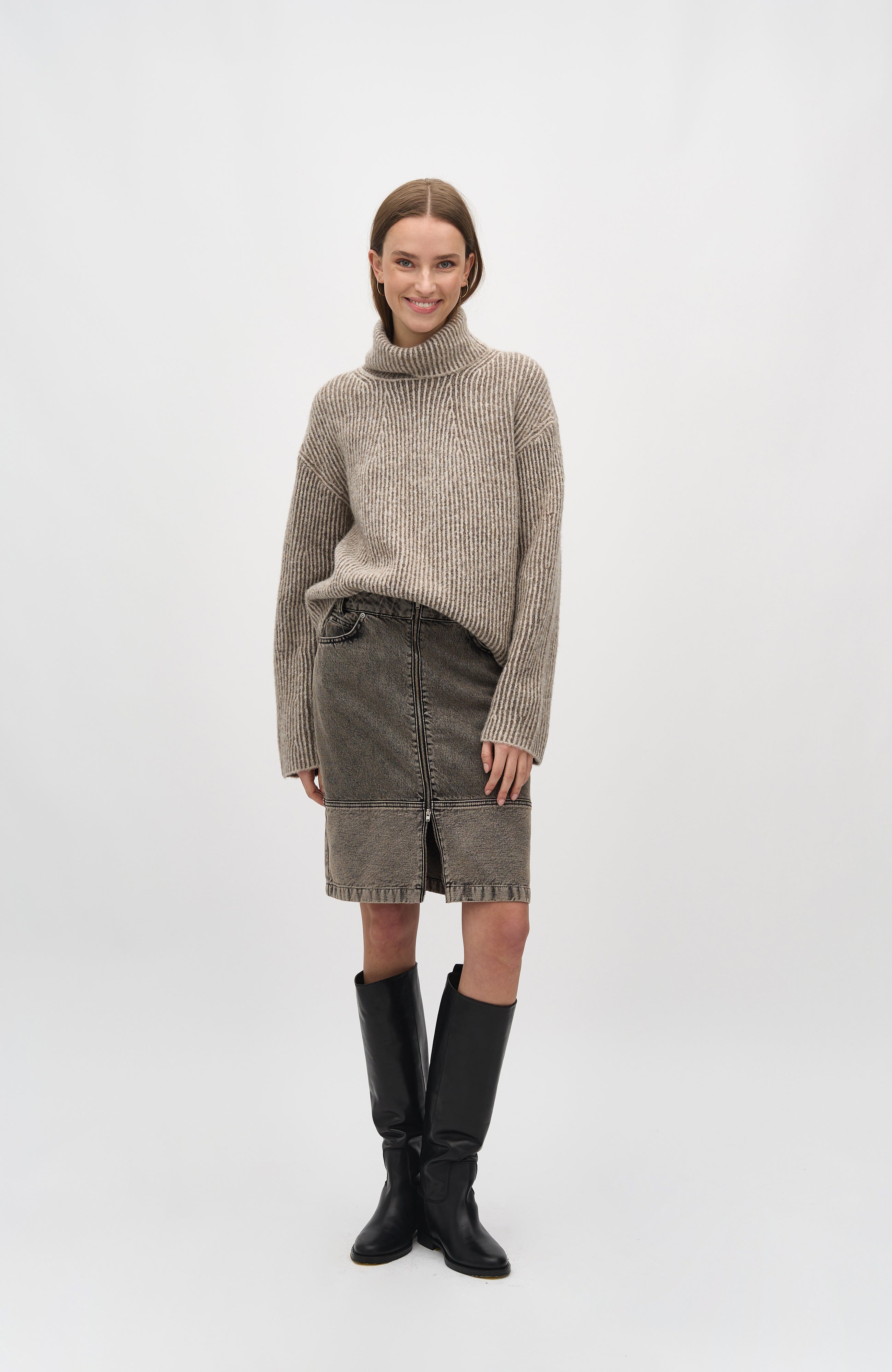 Kemina-M_Taupe Oat Stripe_Model_0