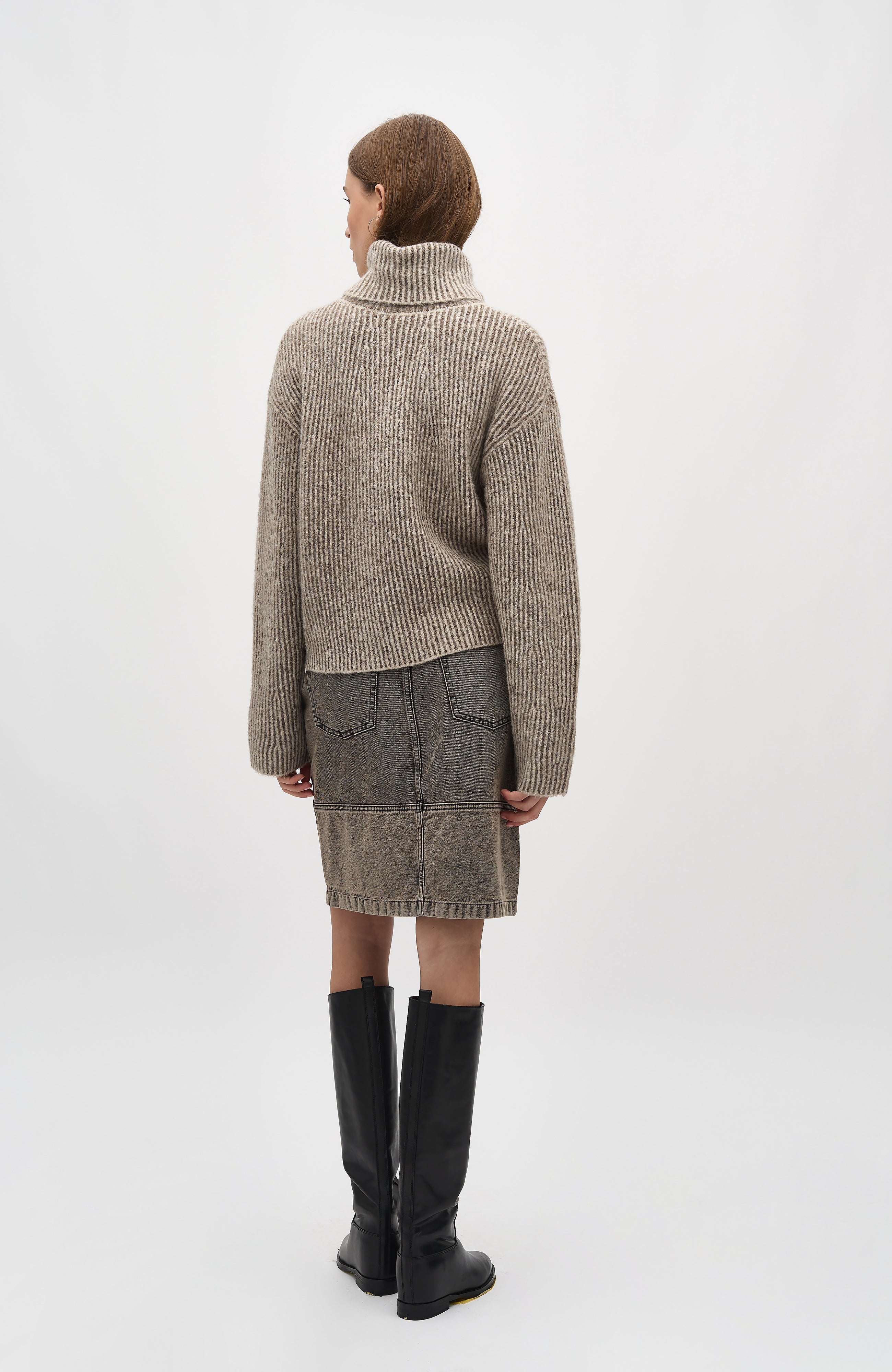 Kemina-M_Taupe Oat Stripe_Model_1