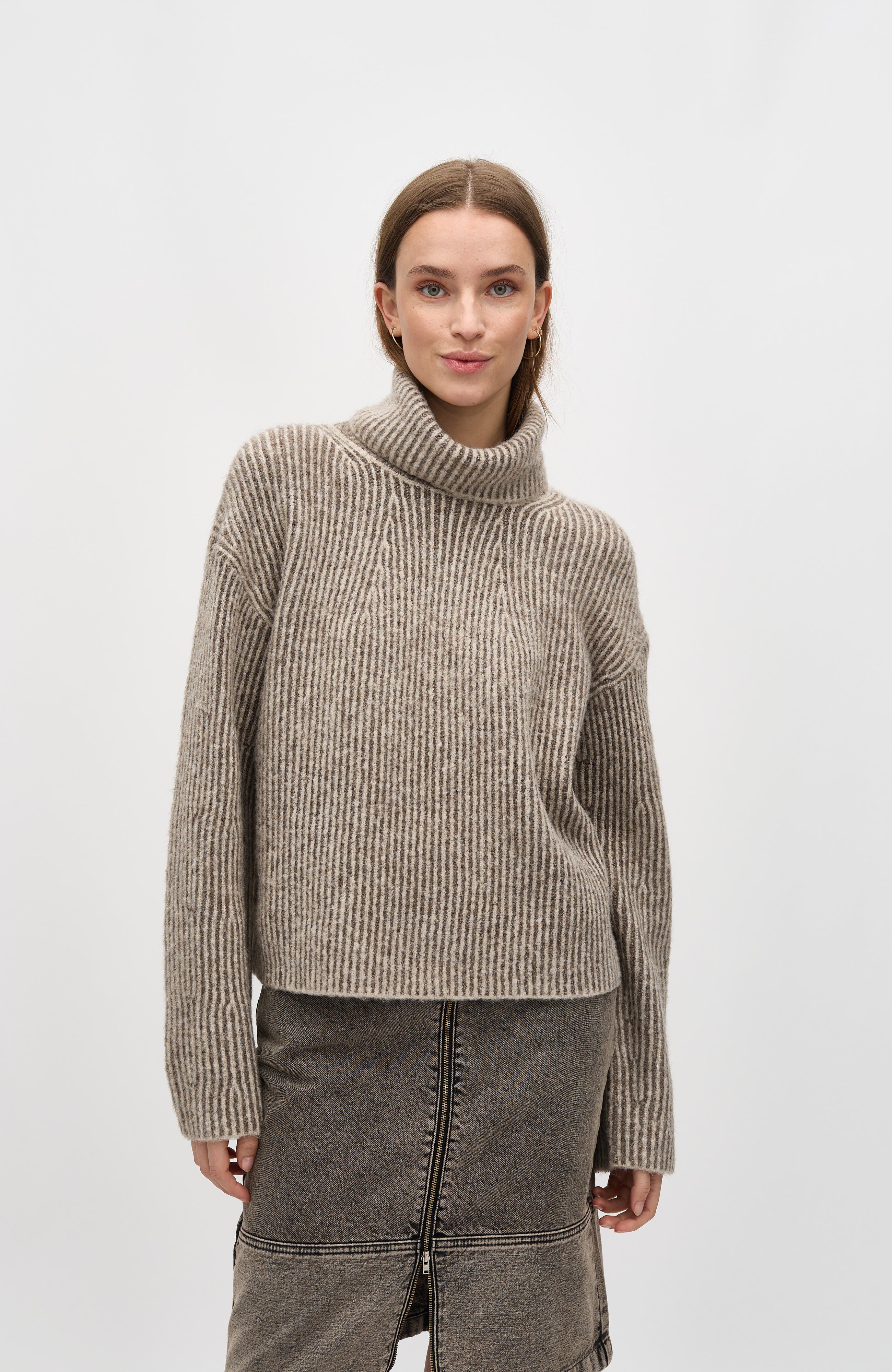 Kemina-M_Taupe Oat Stripe_Model_2