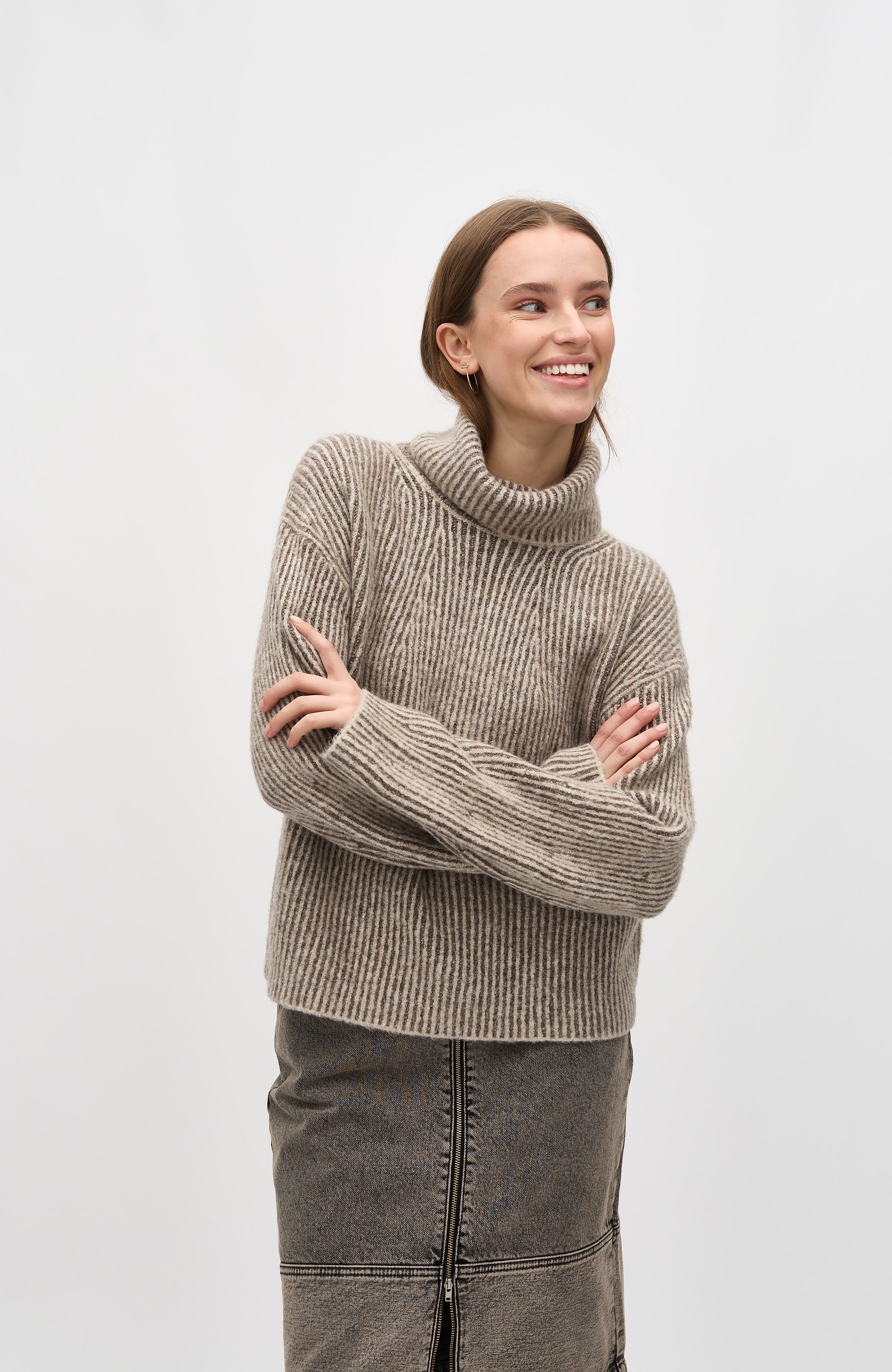 Kemina-M_Taupe Oat Stripe_Model_3