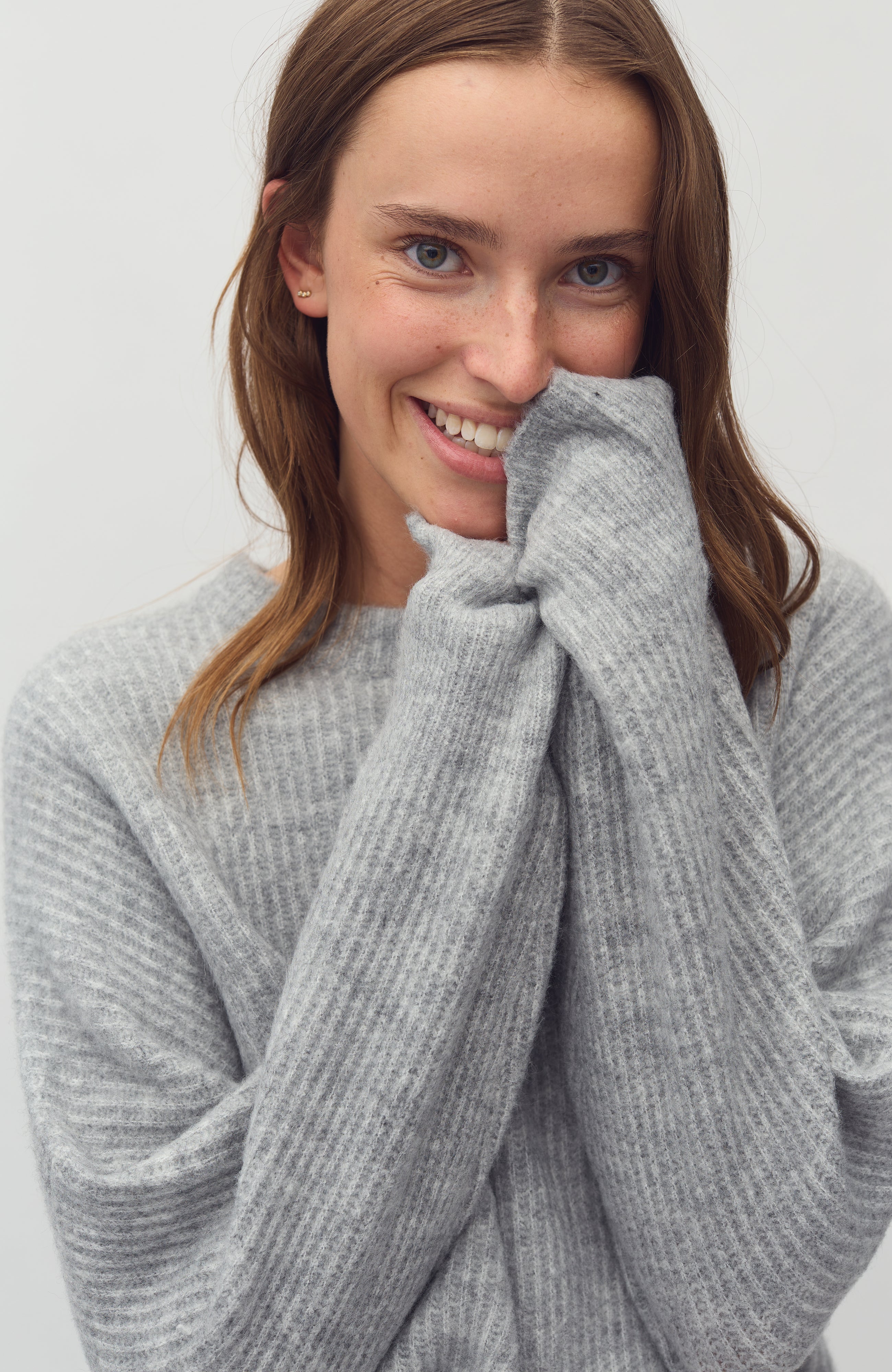 Gillian_Light Grey melange_Model_2