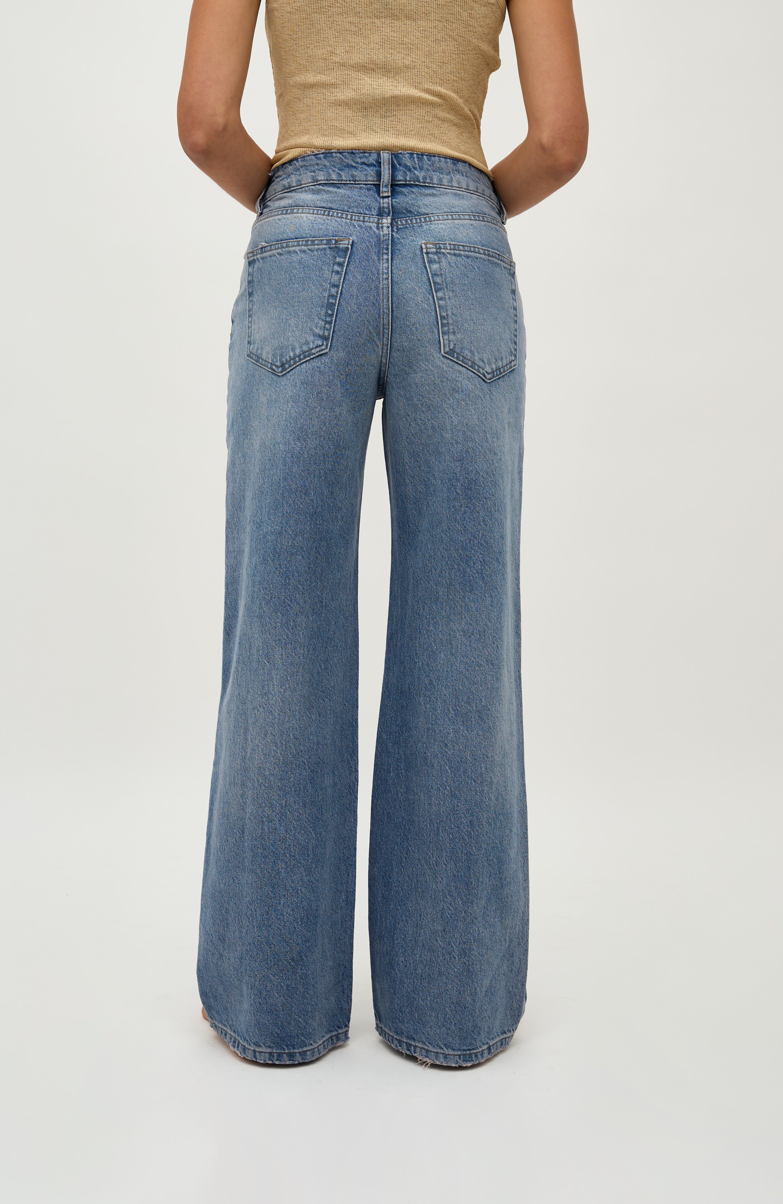 Amarillo-G_Light blue brushing_Model_2