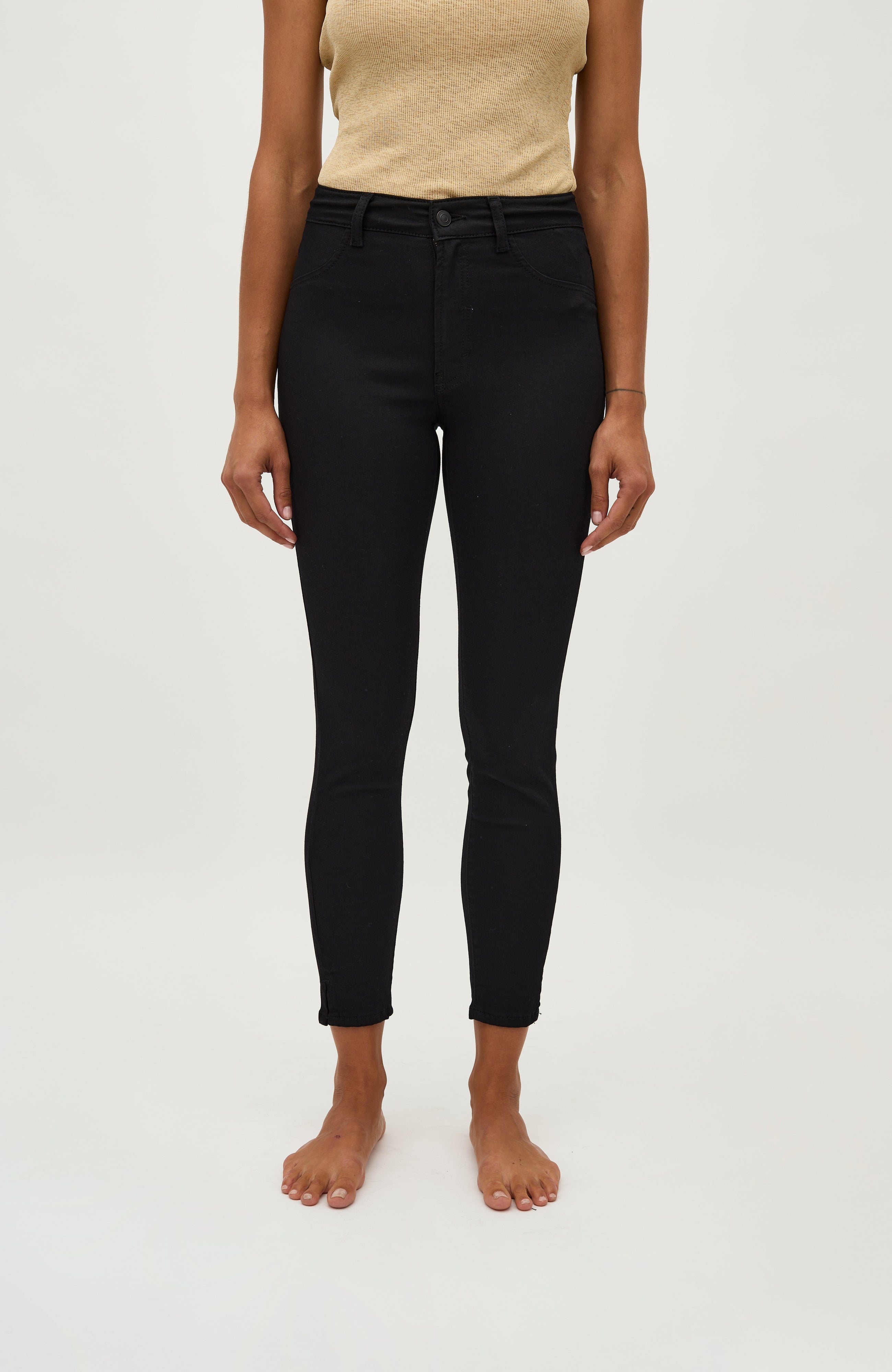 One C-G_Black_Model_1