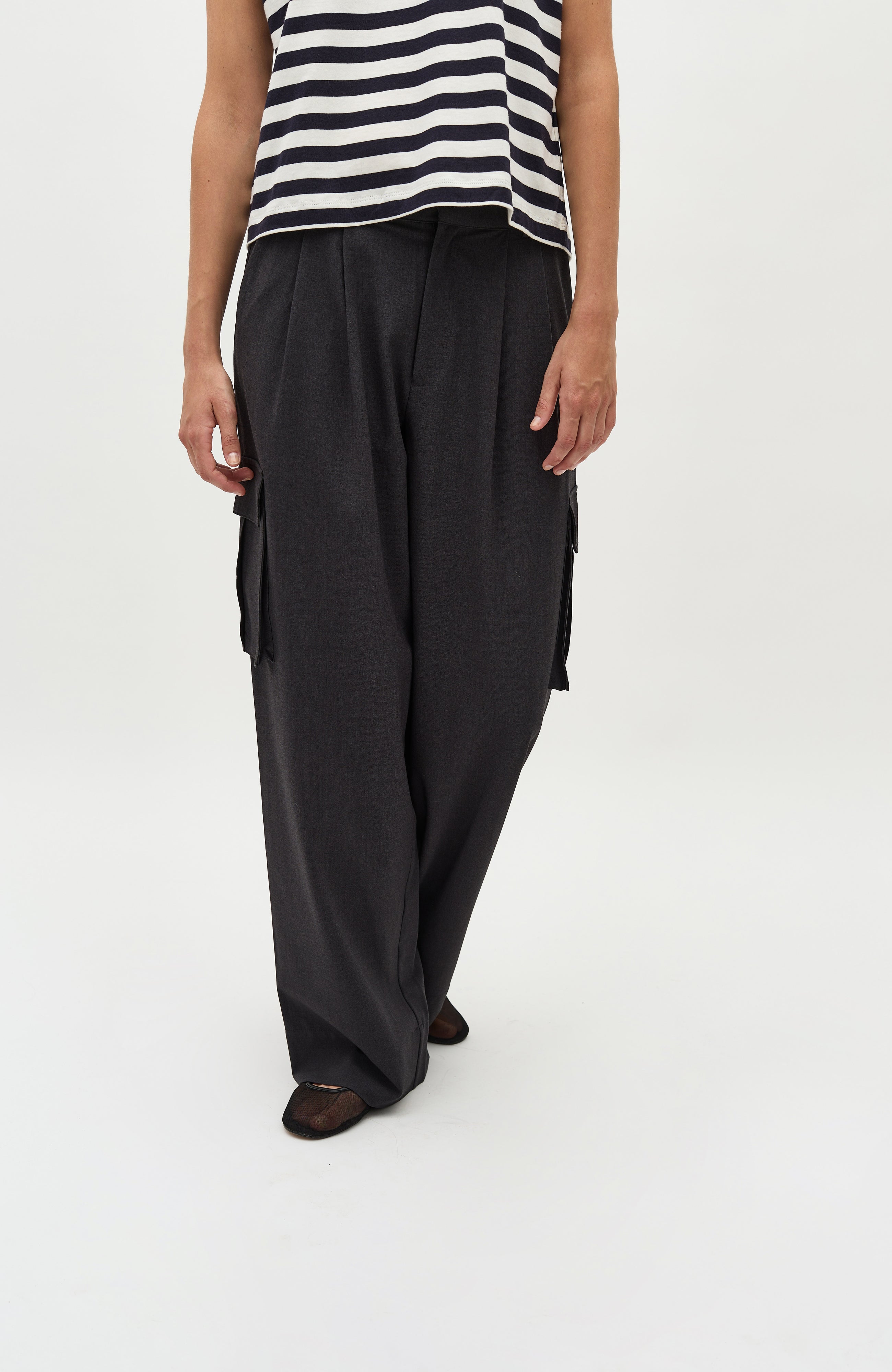 Valo-M_Charcoal Melange_Model_1