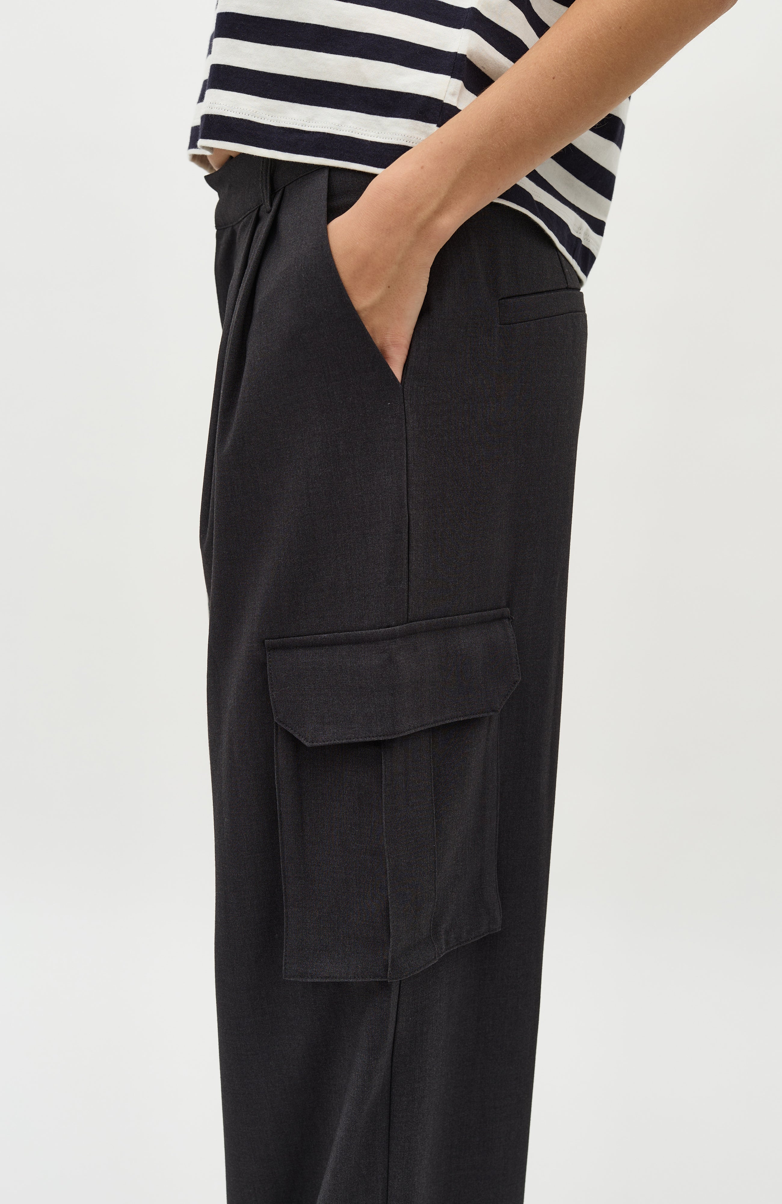 Valo-M_Charcoal Melange_Model_2