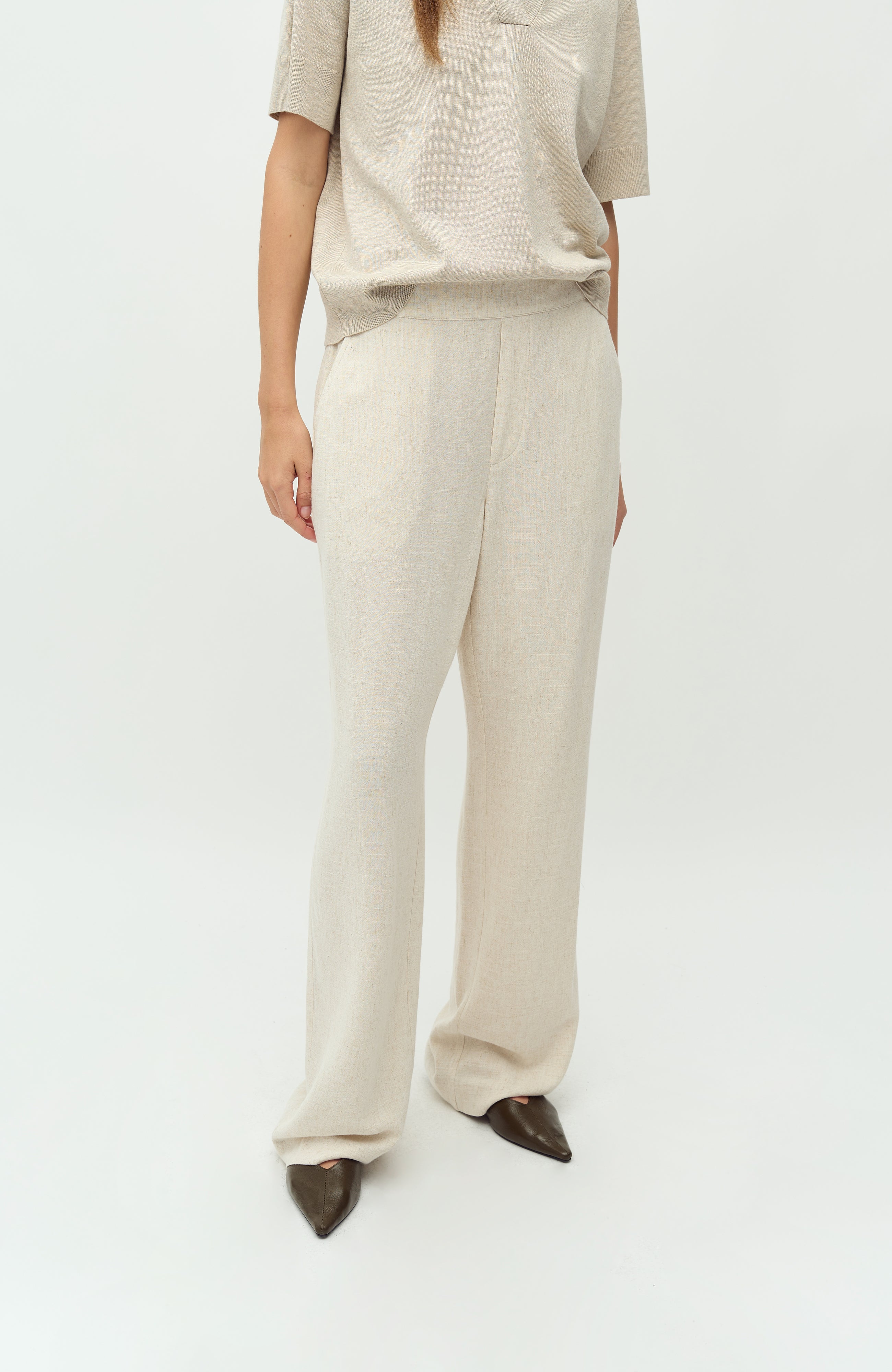 Emmett-M_Natural Beige_Model_1