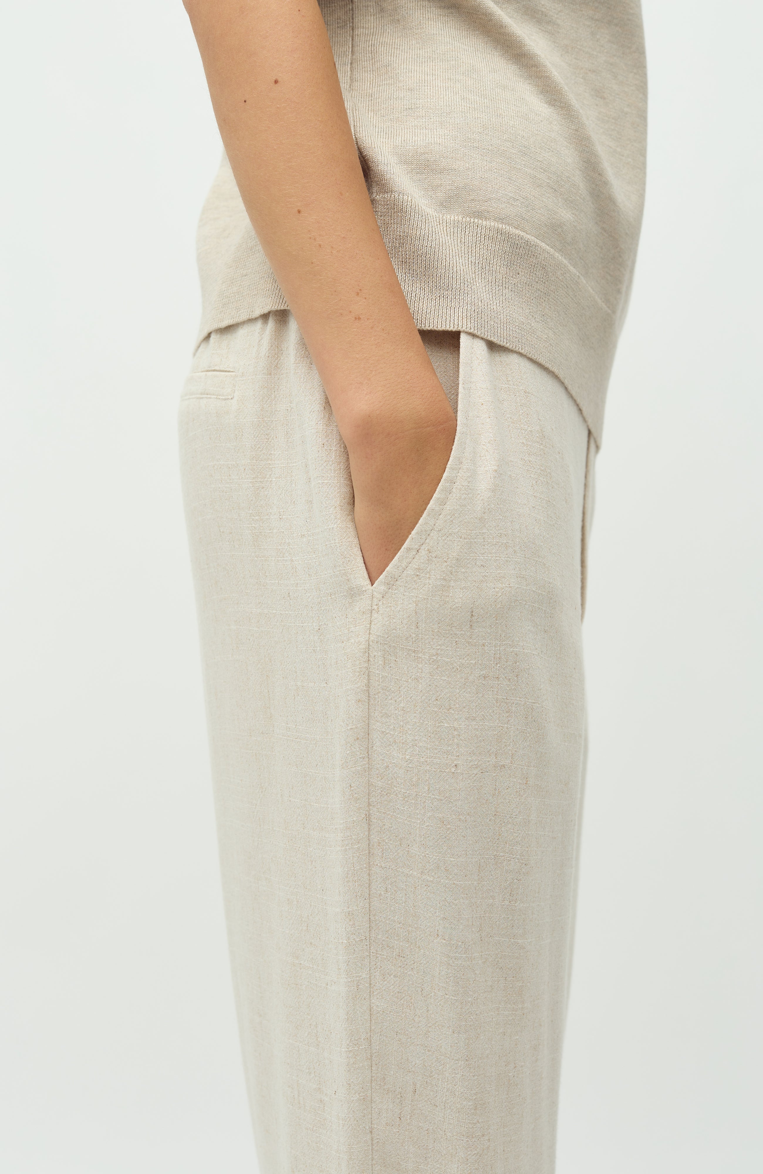 Emmett-M_Natural Beige_Model_3