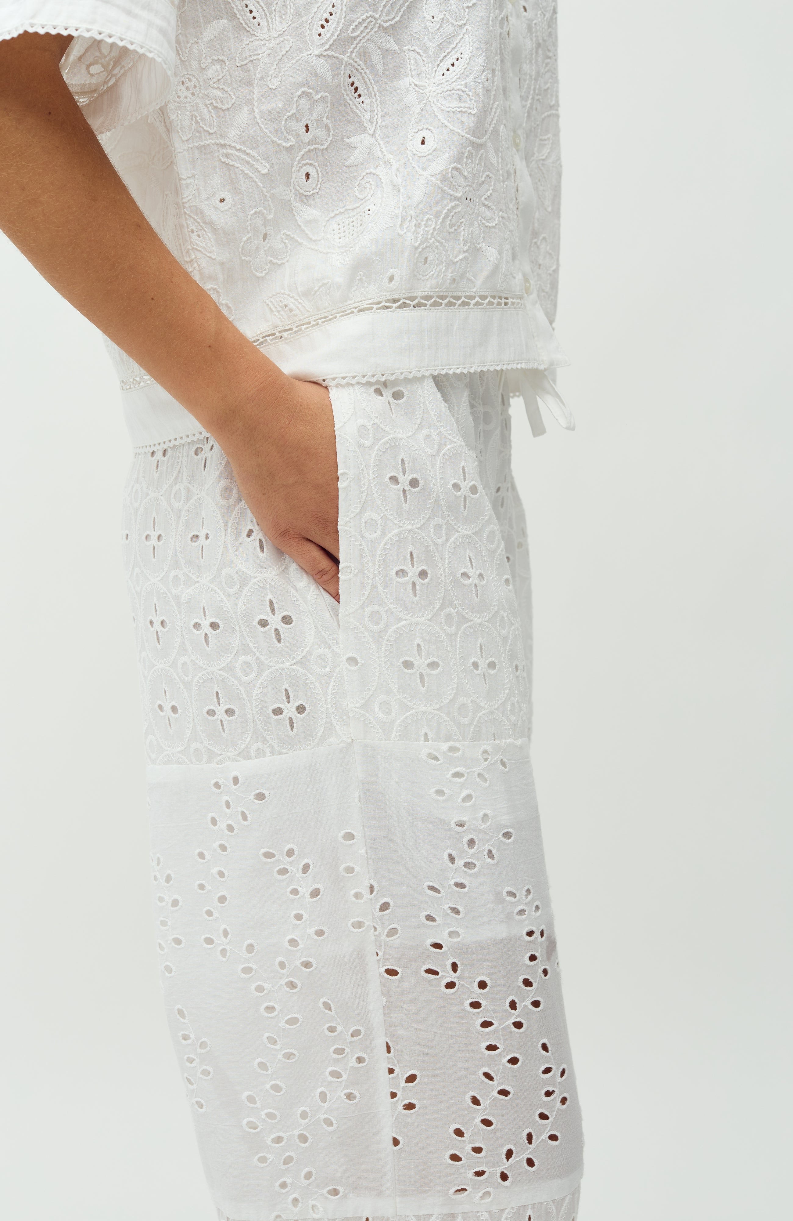 Viljane-M_White_Model_2