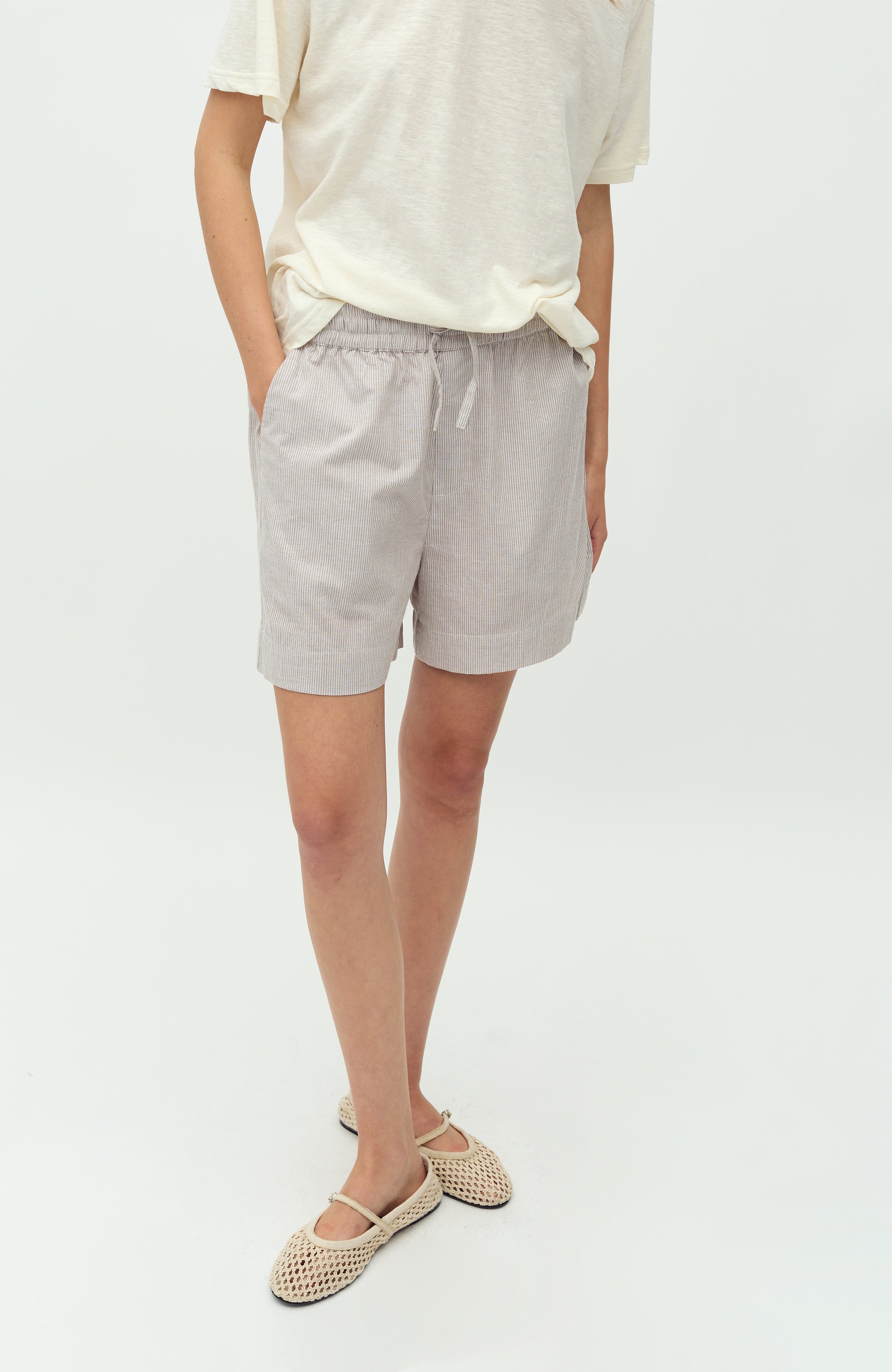 Meris-M_Cinder White Stripe_Model_3