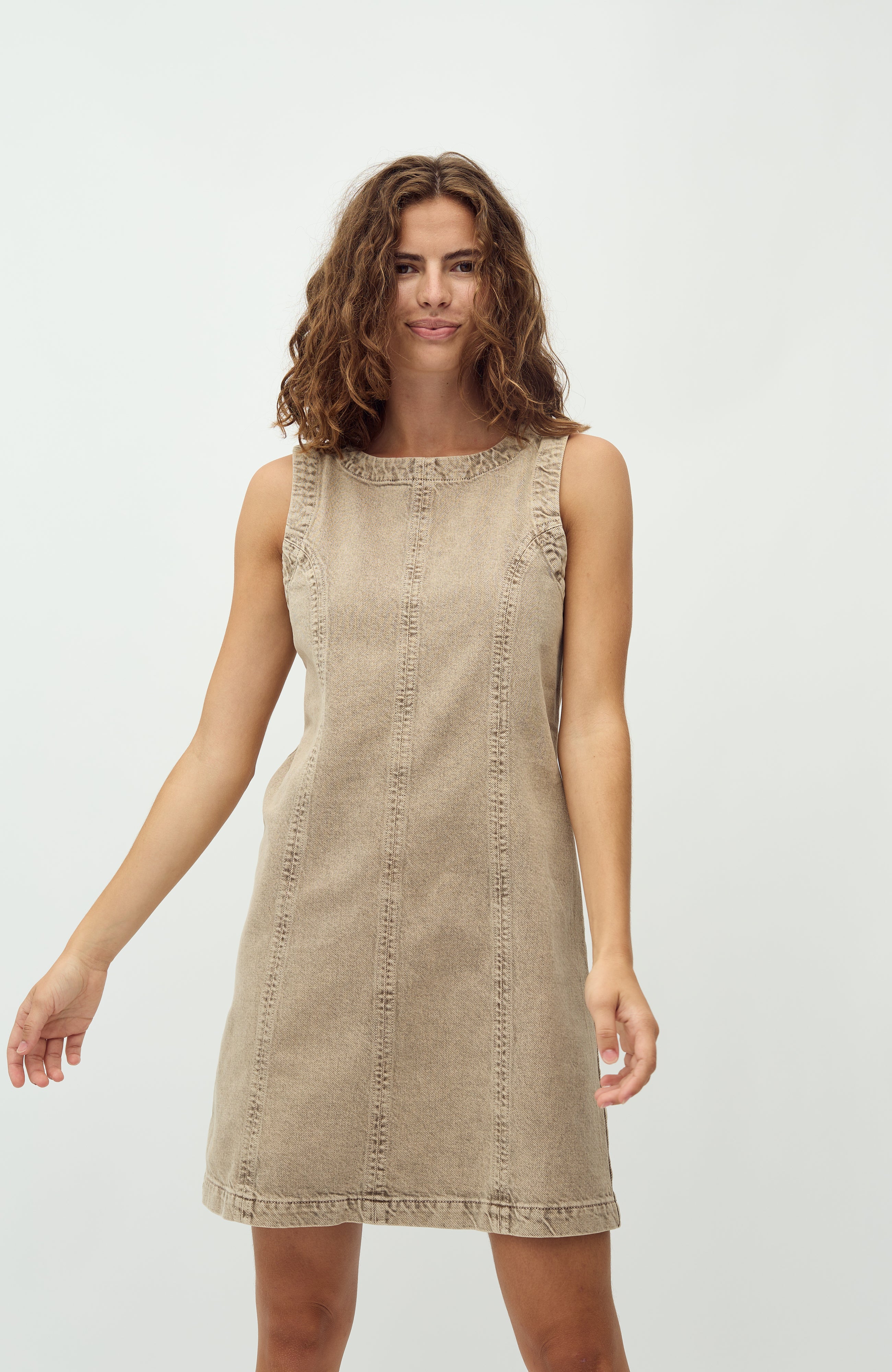 Tamita-M_Beige Washed Denim_Model_2