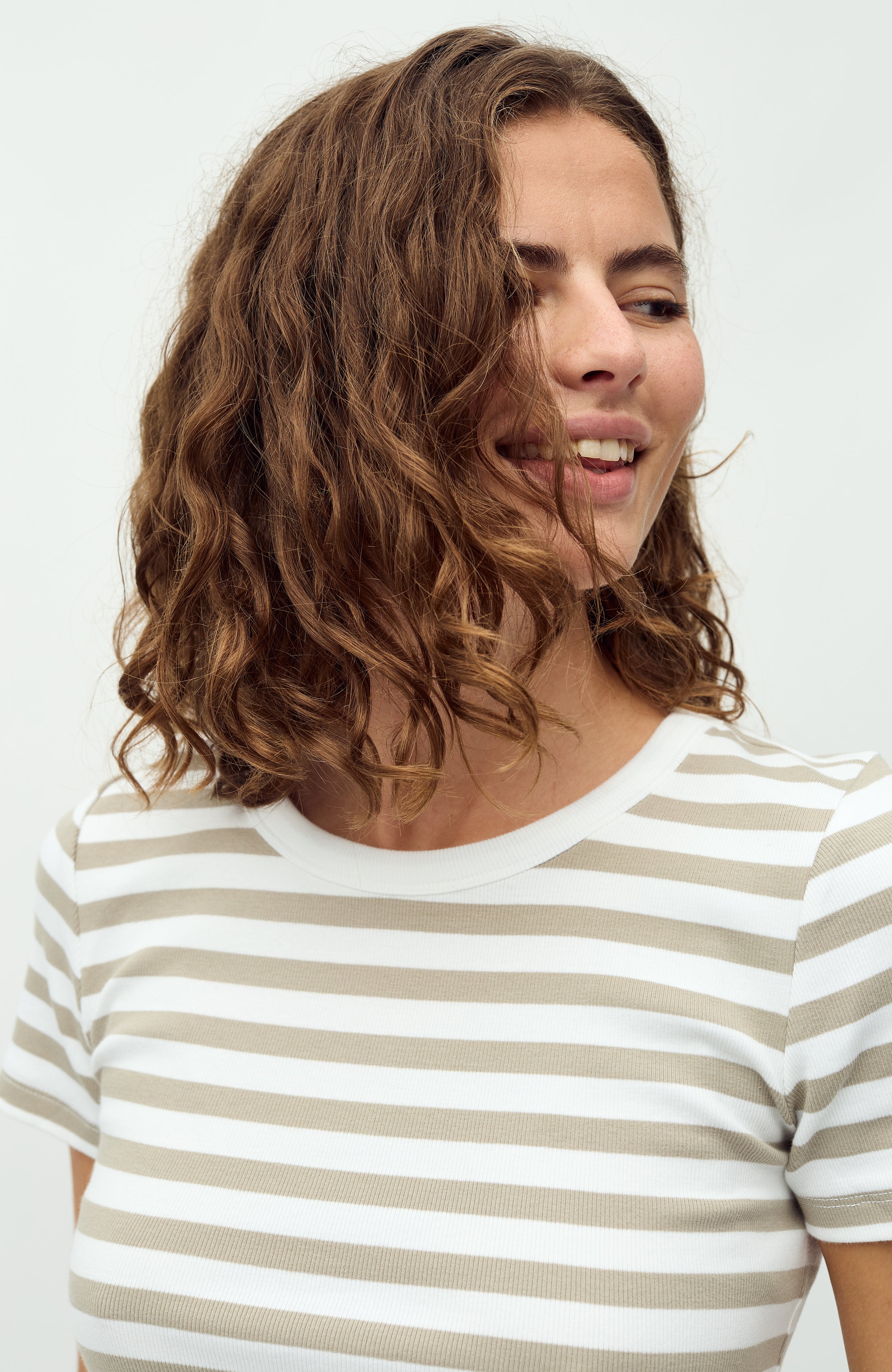 Otis-M_White Twig Stripe_Model_2