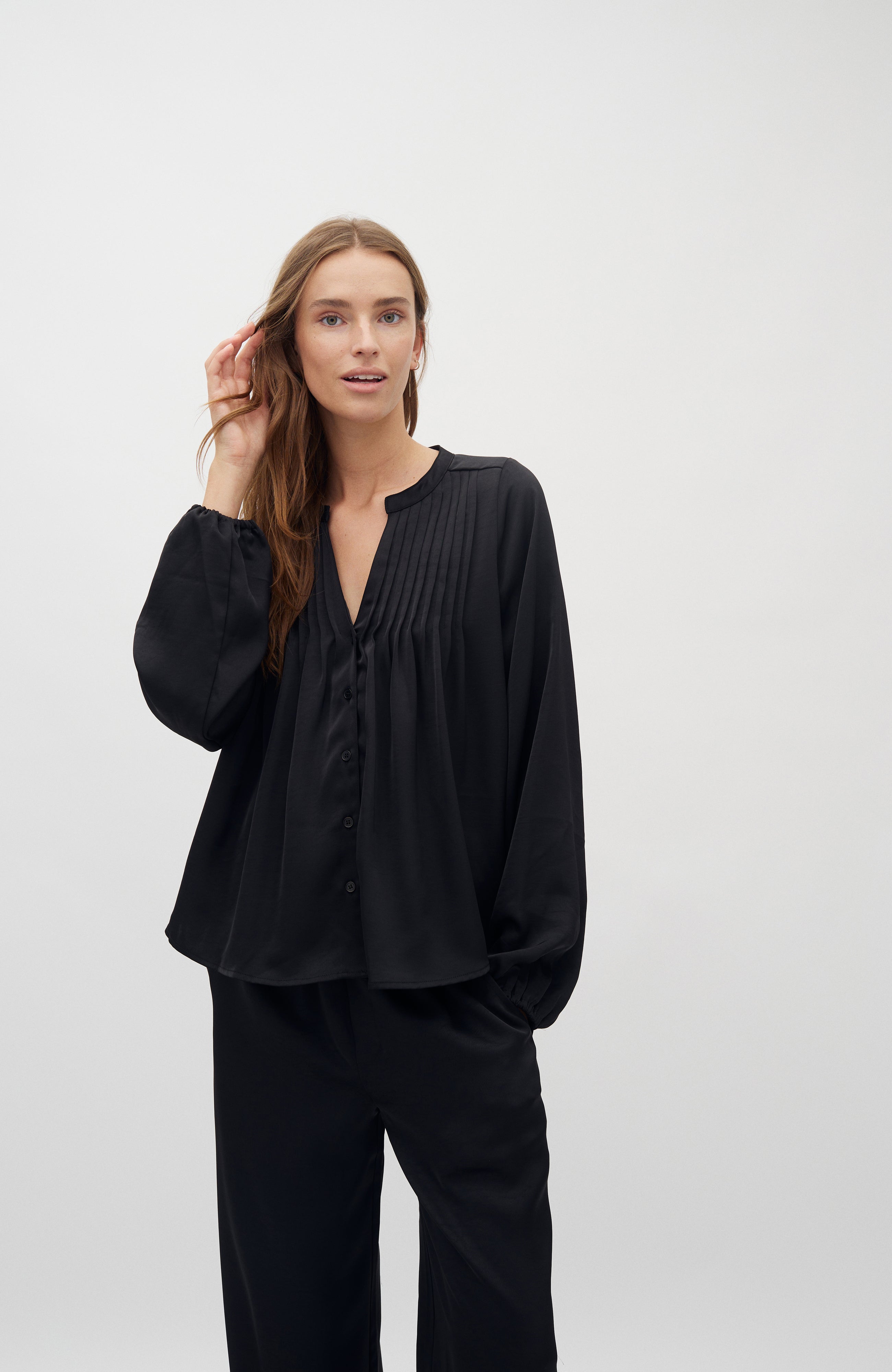 Maville-M_Black_Model_0