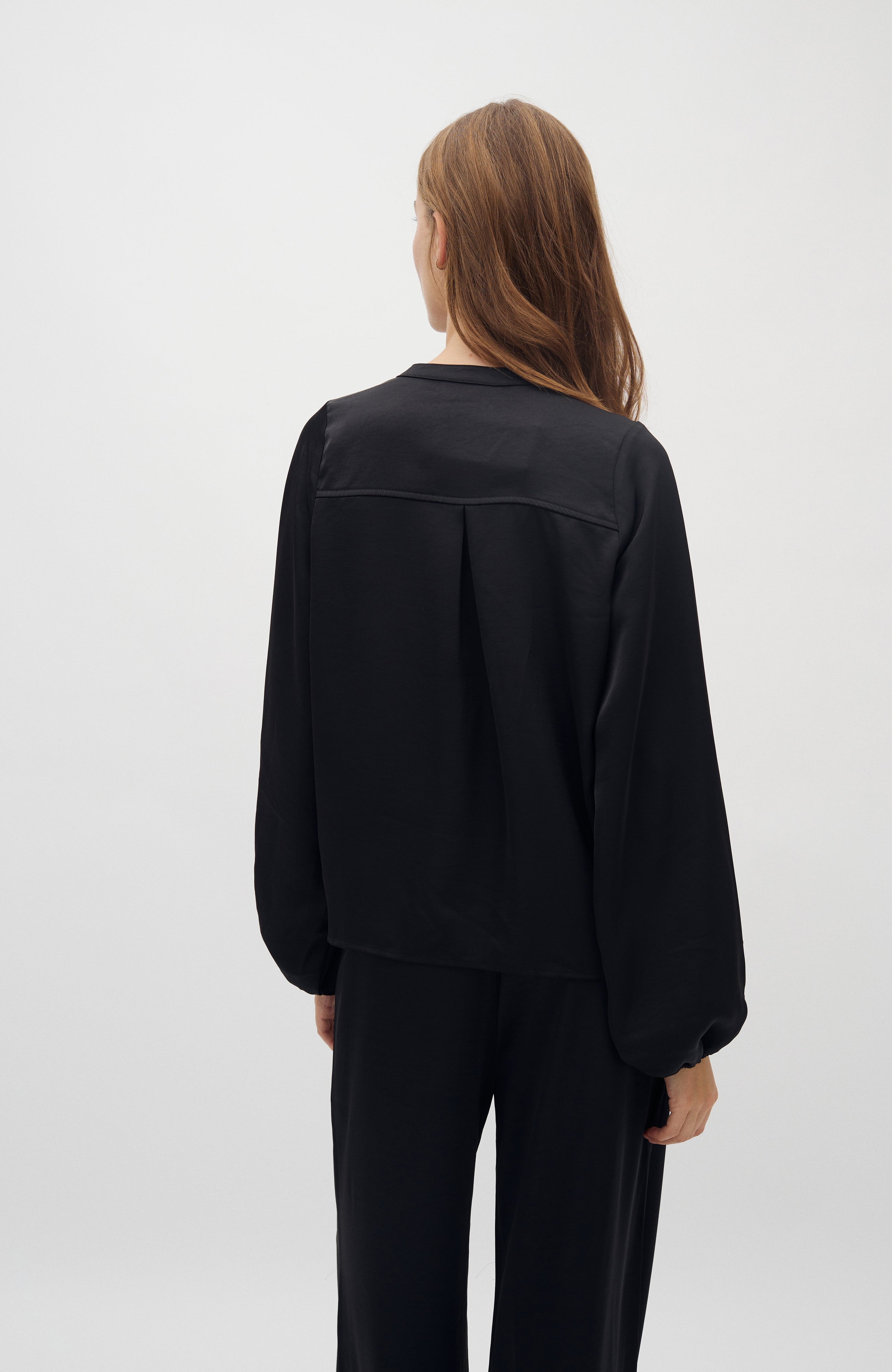 Maville-M_Black_Model_1