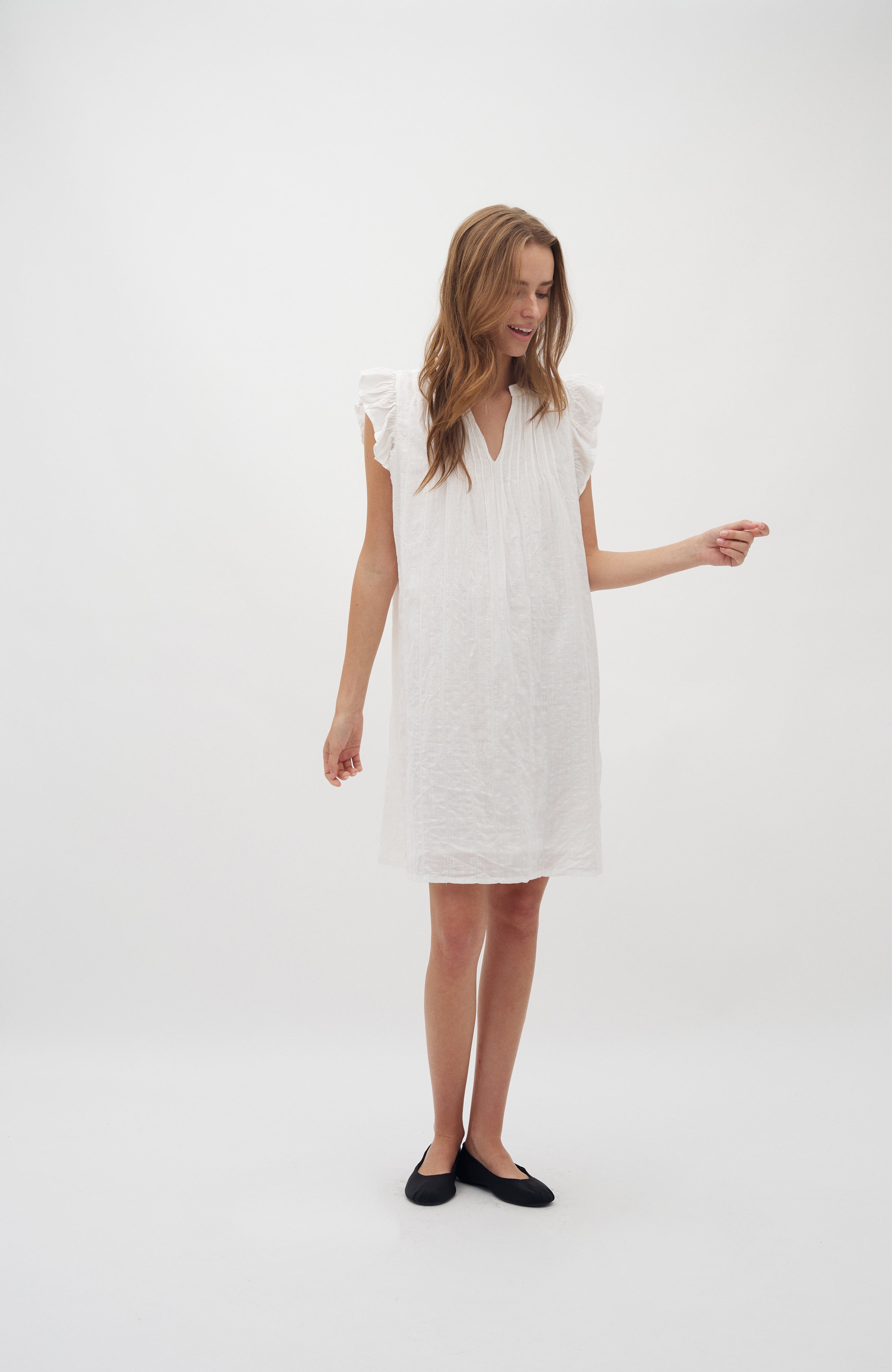 Gemala Long-M_White_Model_1