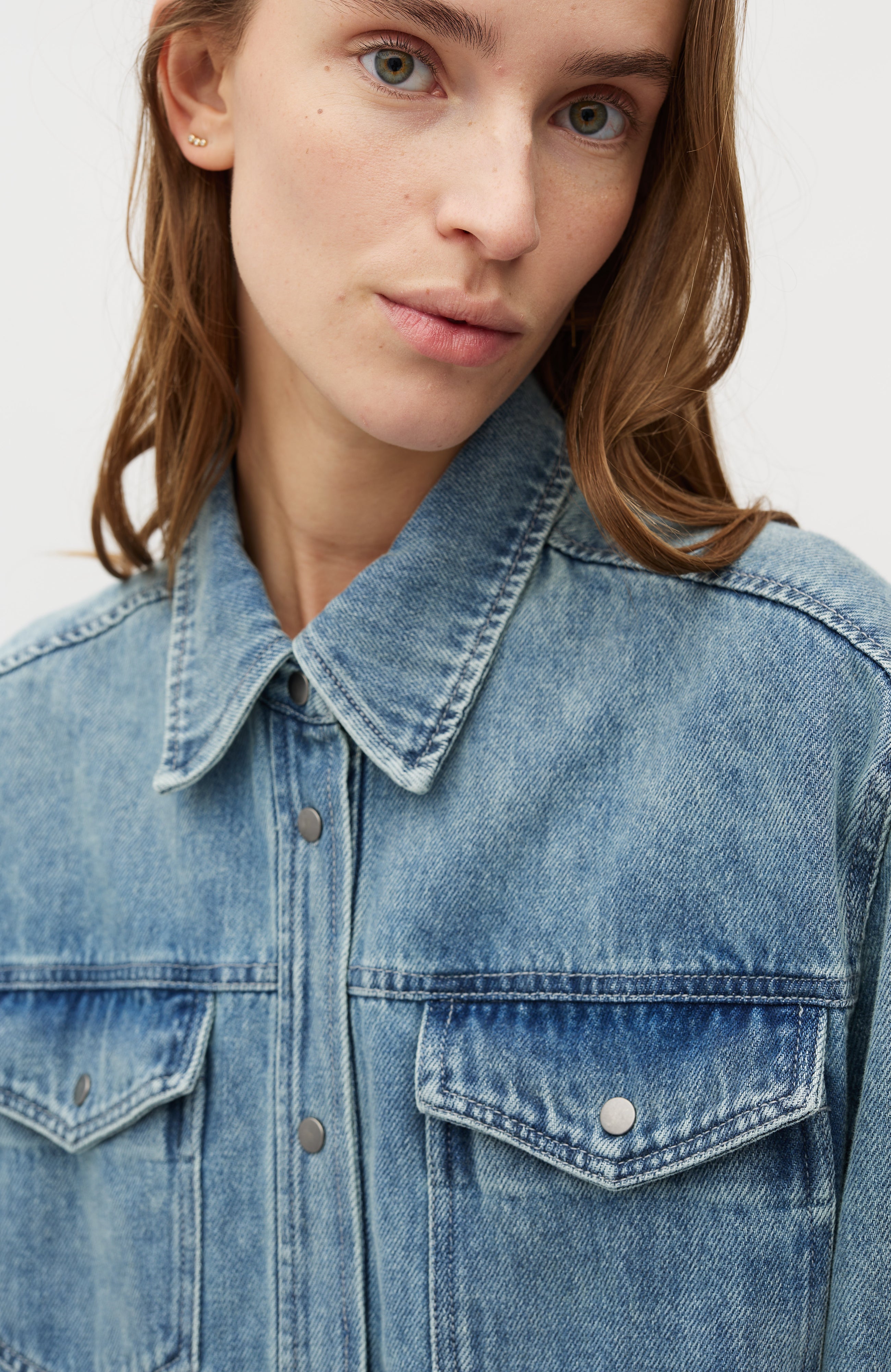 Kikki-M_Blue Soft Wash_Model_1