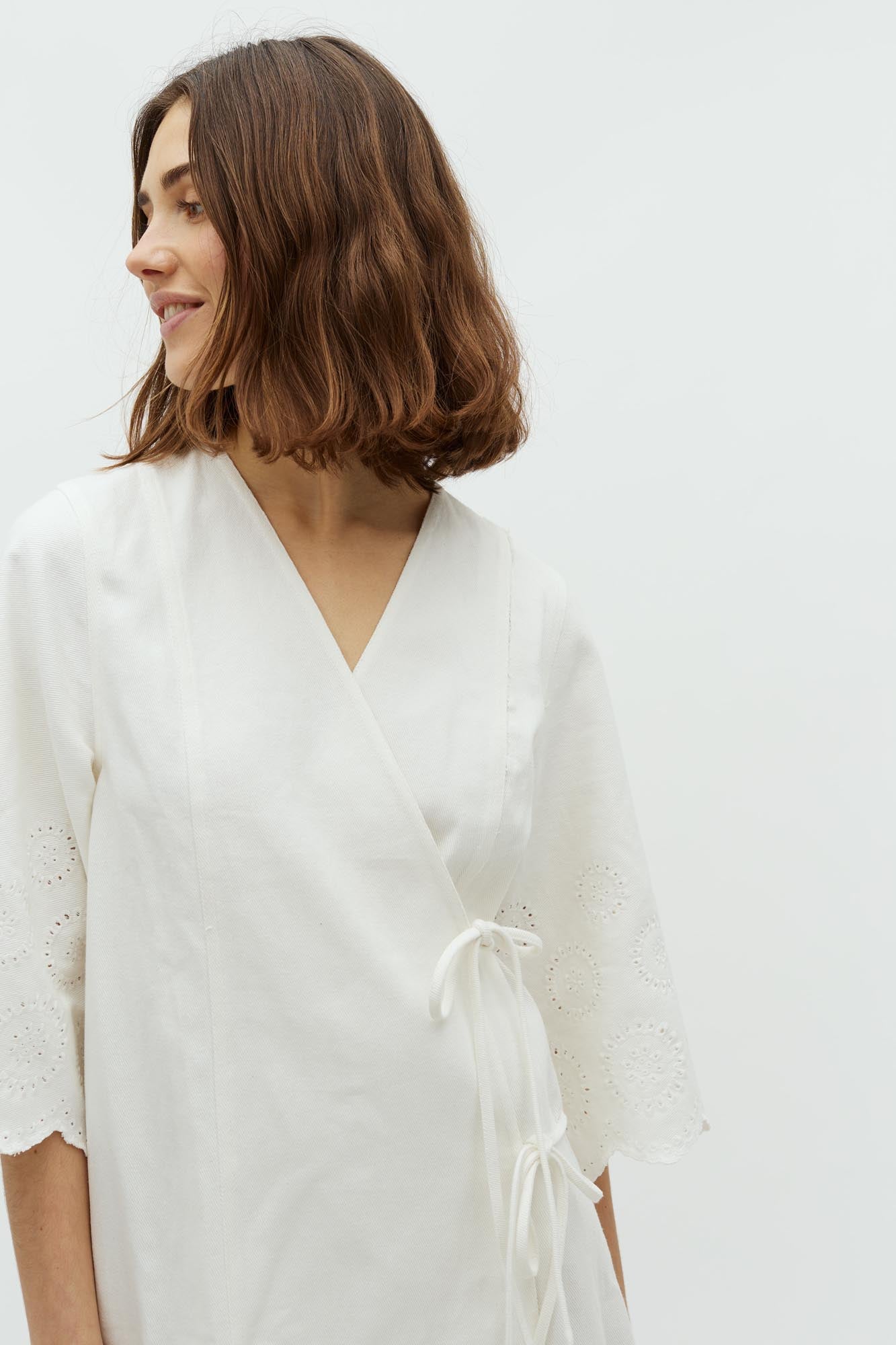 Antaja scallop-G_White_Model_4