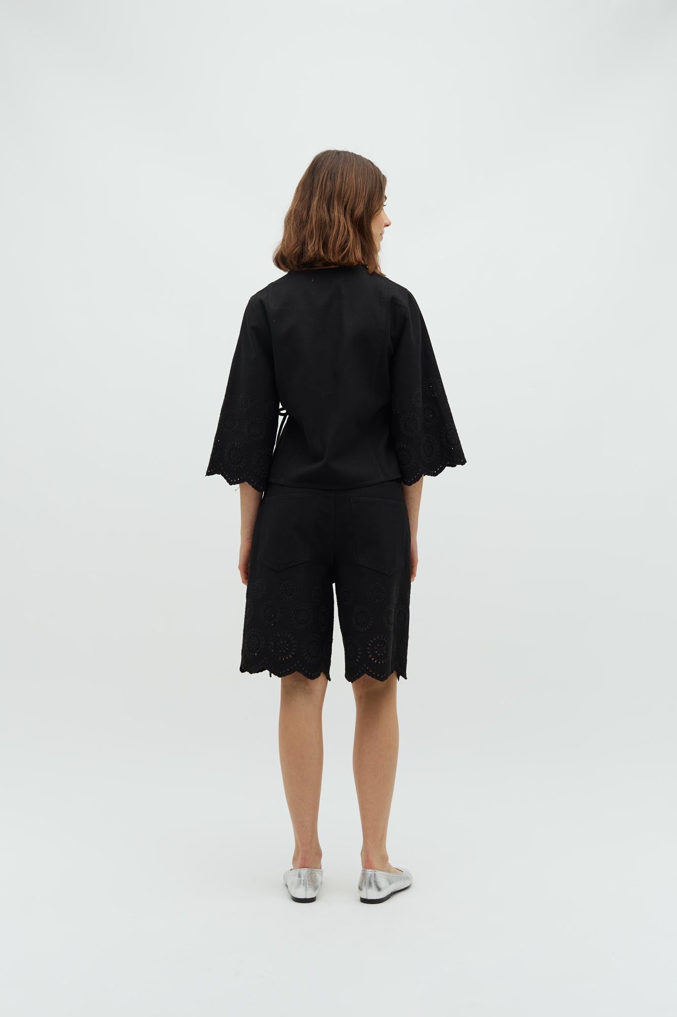 Talina scallop-G_Black_Model_3