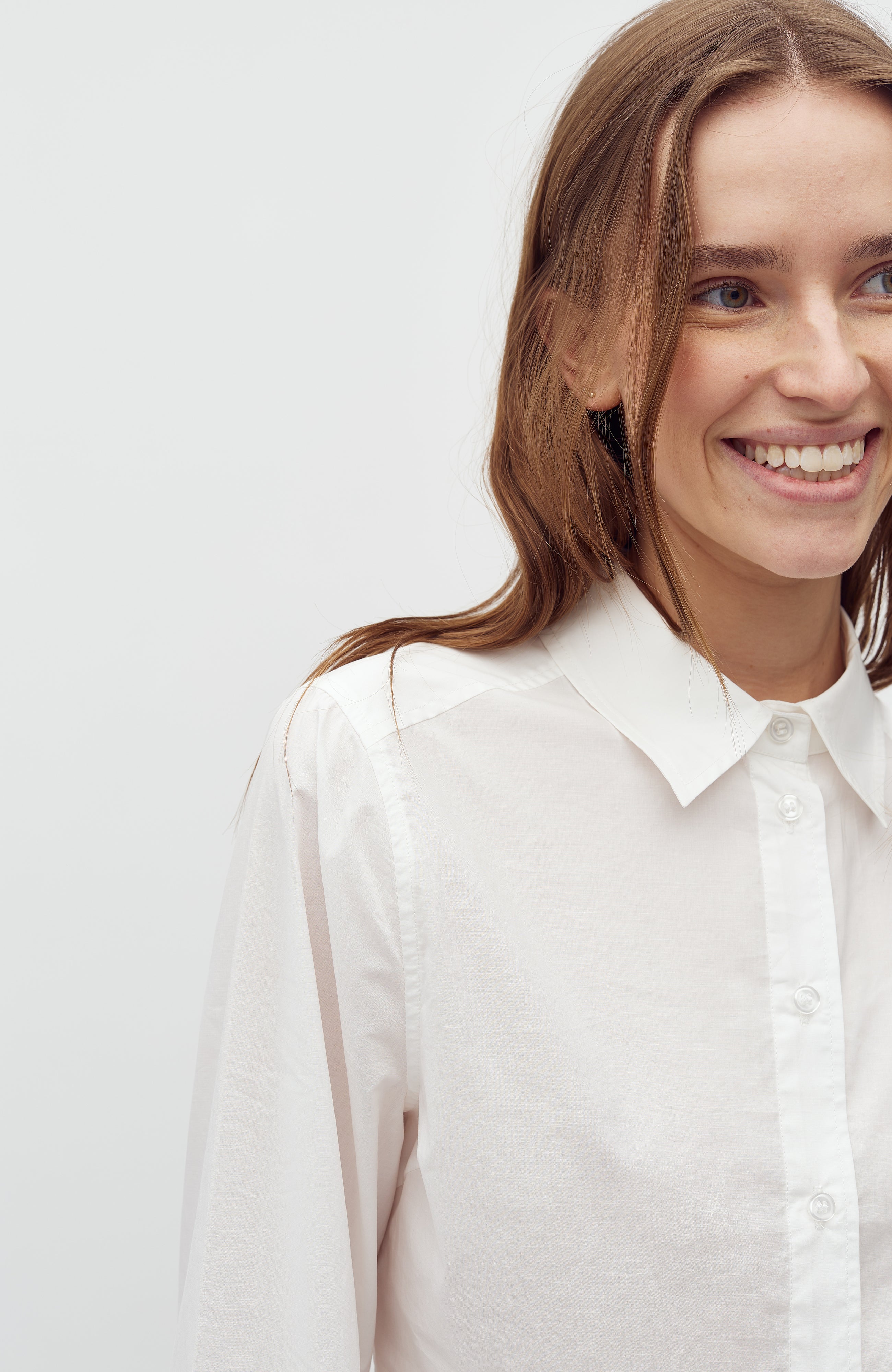 Kaloni-M_White_Model_5