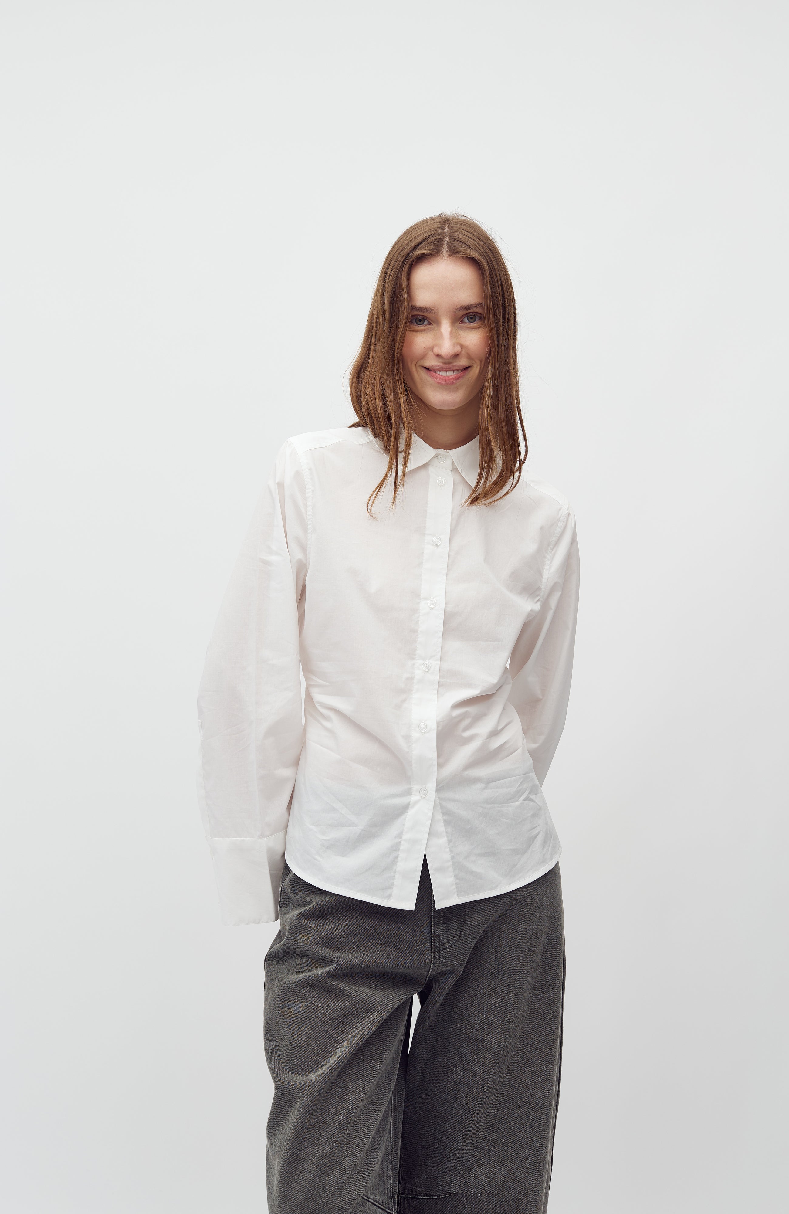 Kaloni-M_White_Model_4