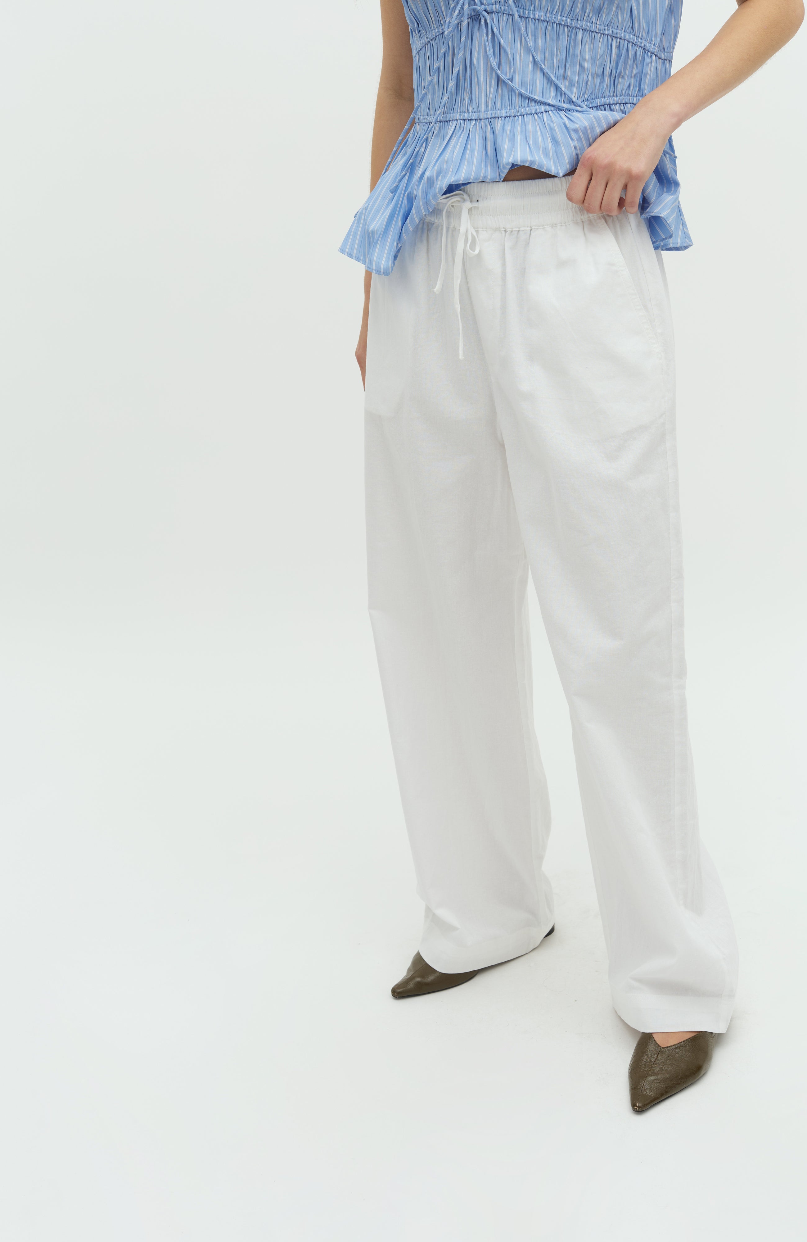 Grasielle-M_White_Model_1