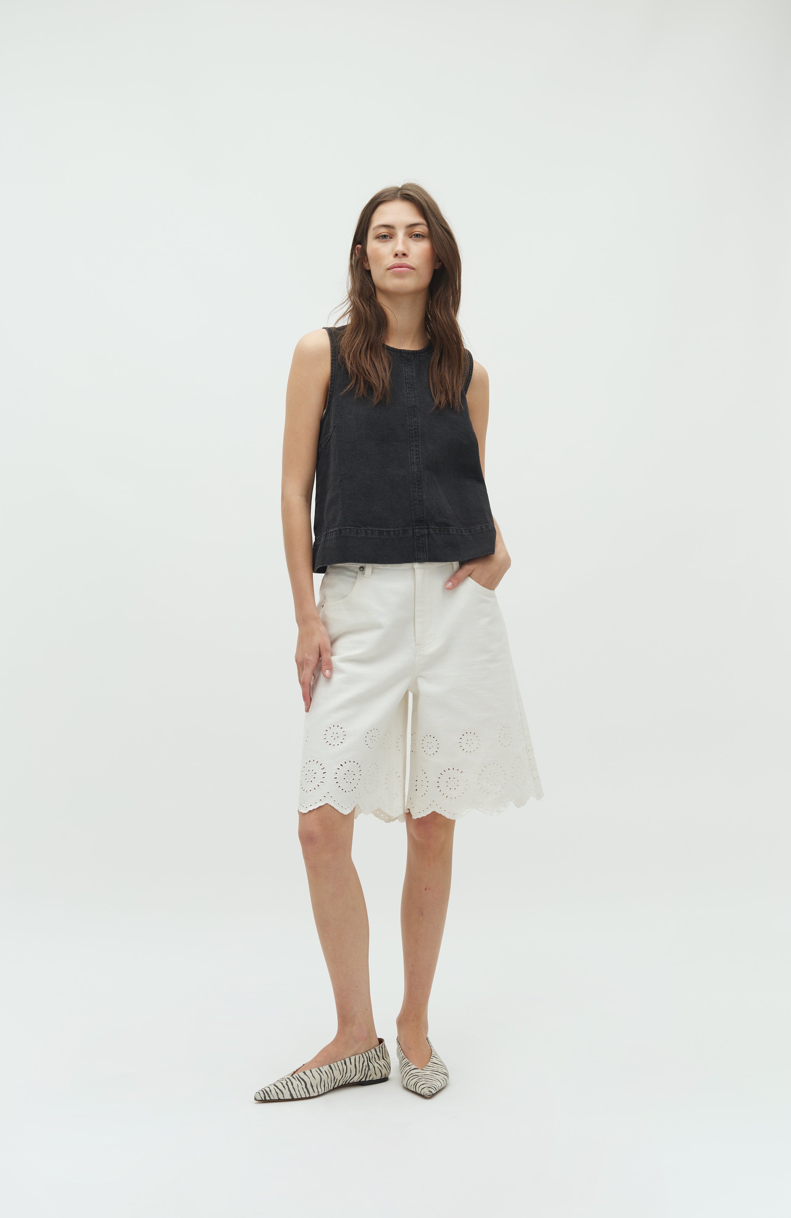 Rihne-G_Rebel Black_Model_2