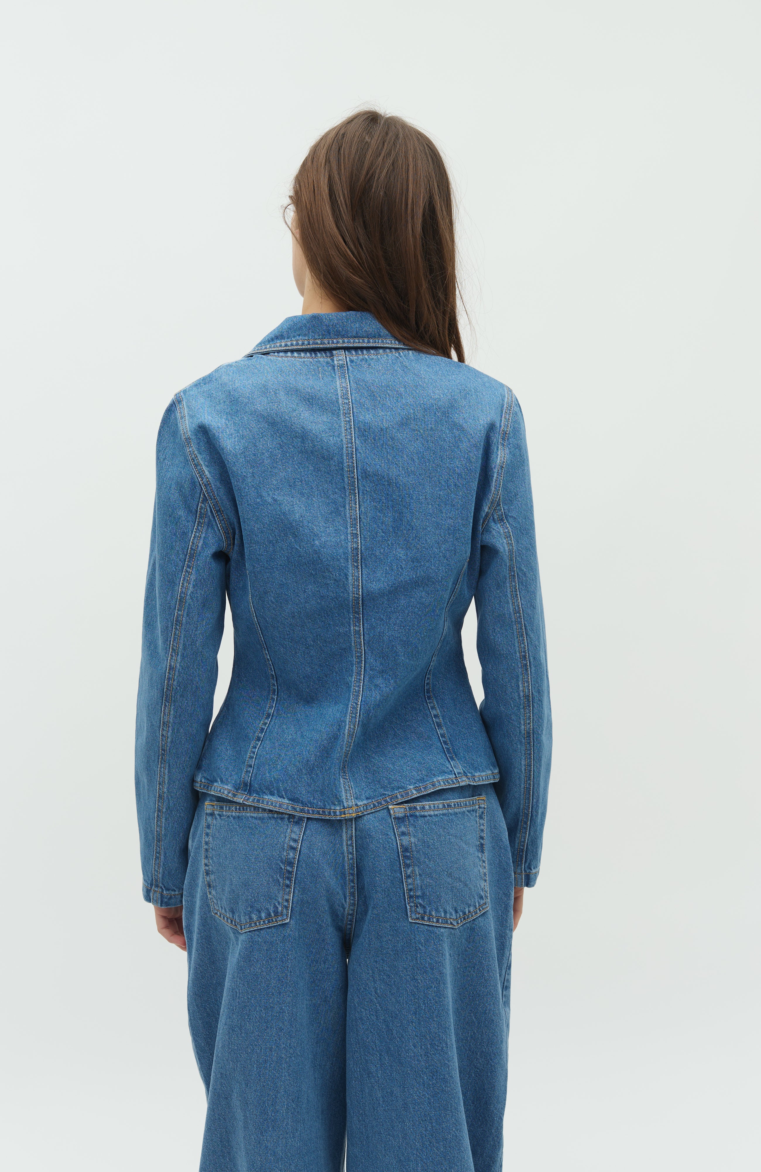 Niola-M_Spring Blue_Model_1