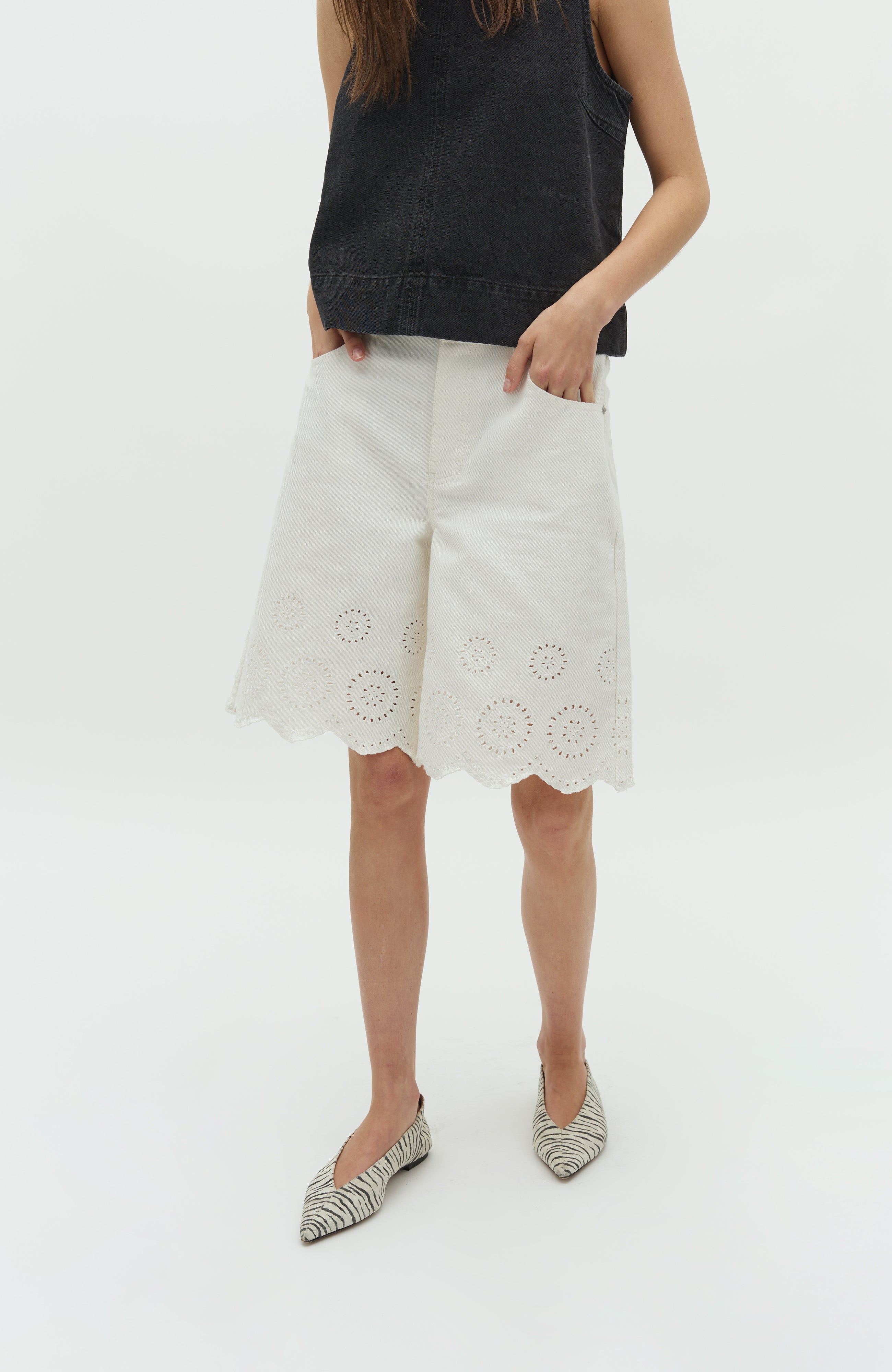 Talina scallop-G_White_Model_2