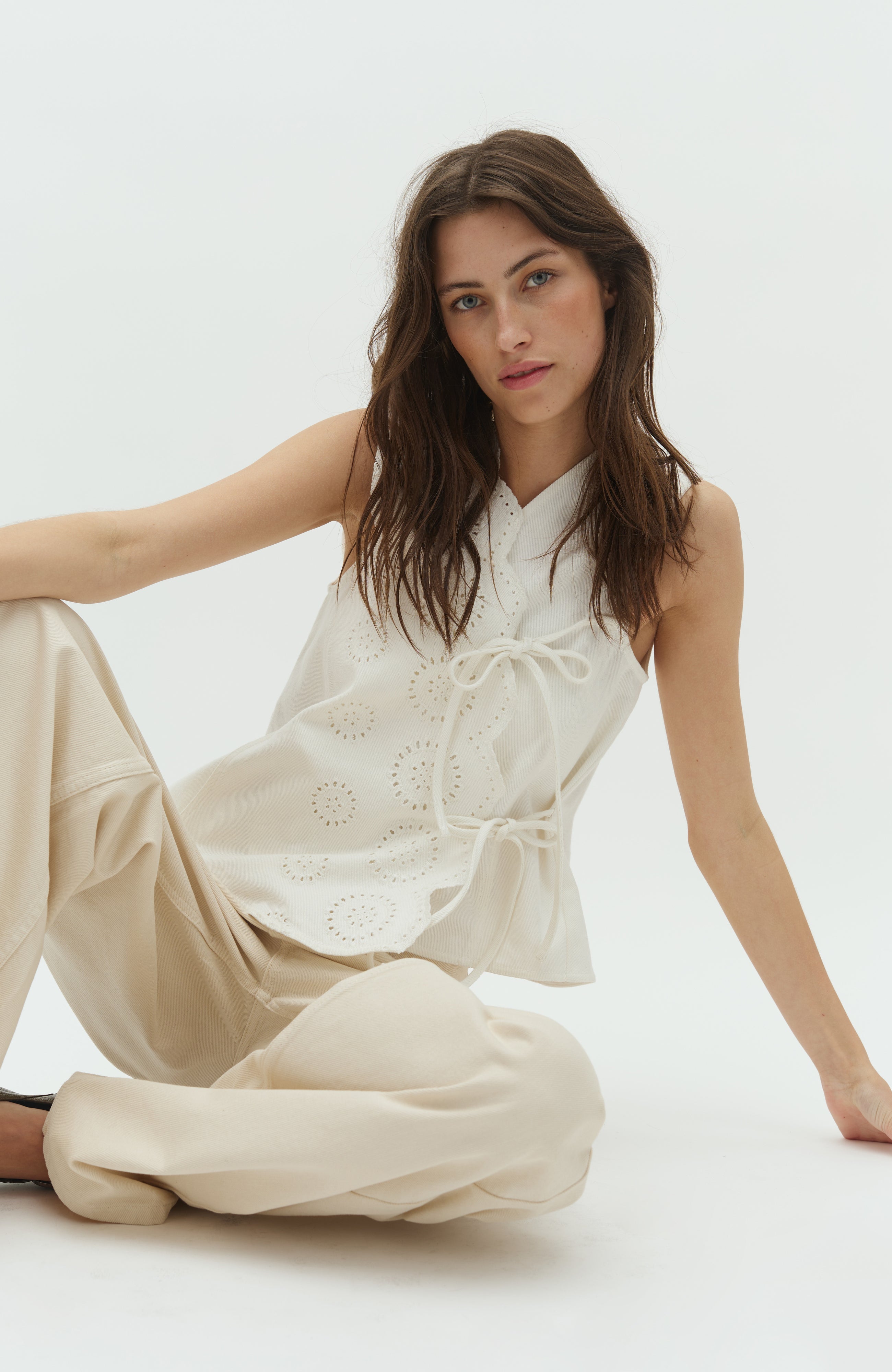 Ciana scallop-G_White_Model_2