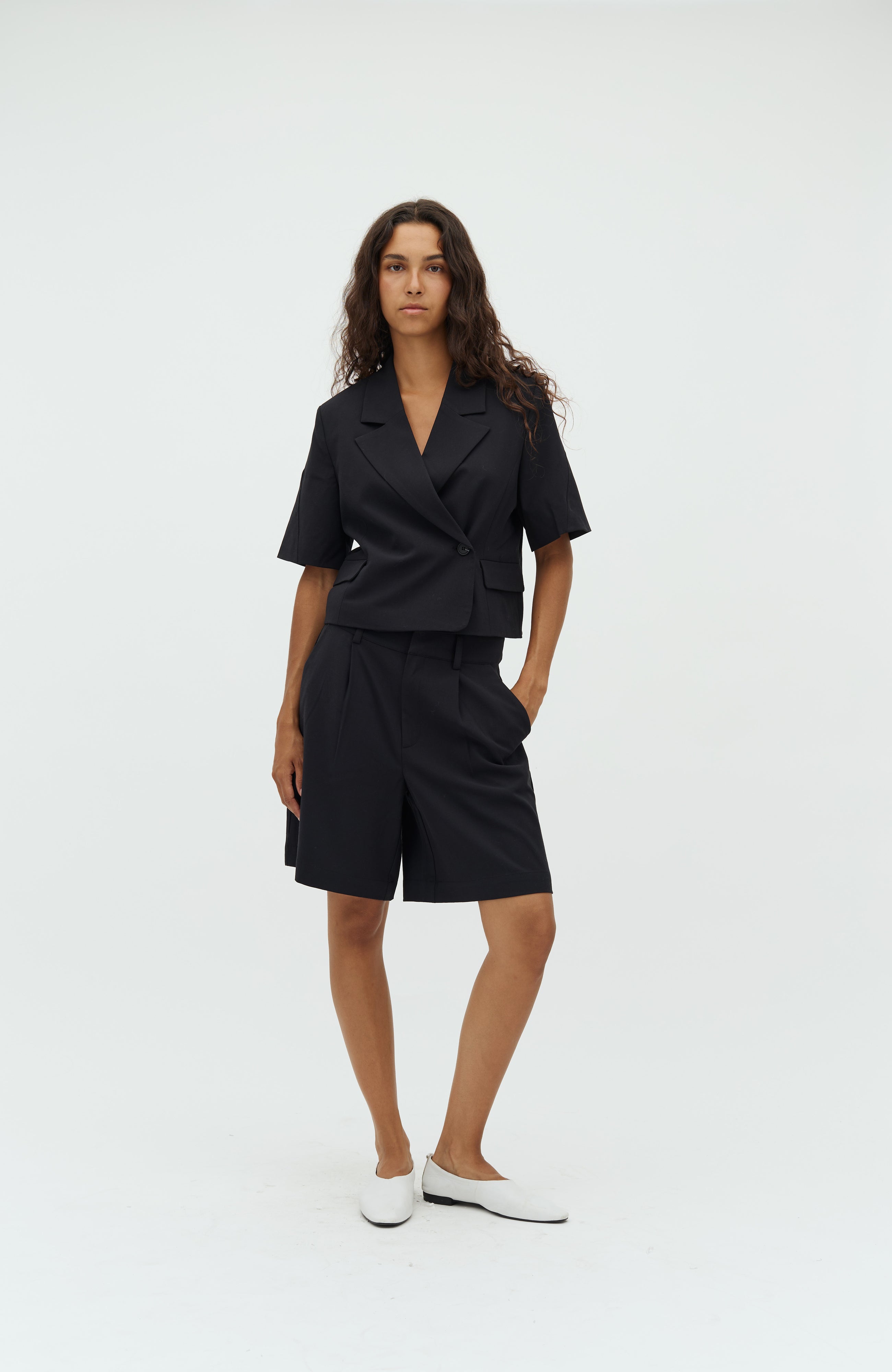 Robina-M_Black_Model_2