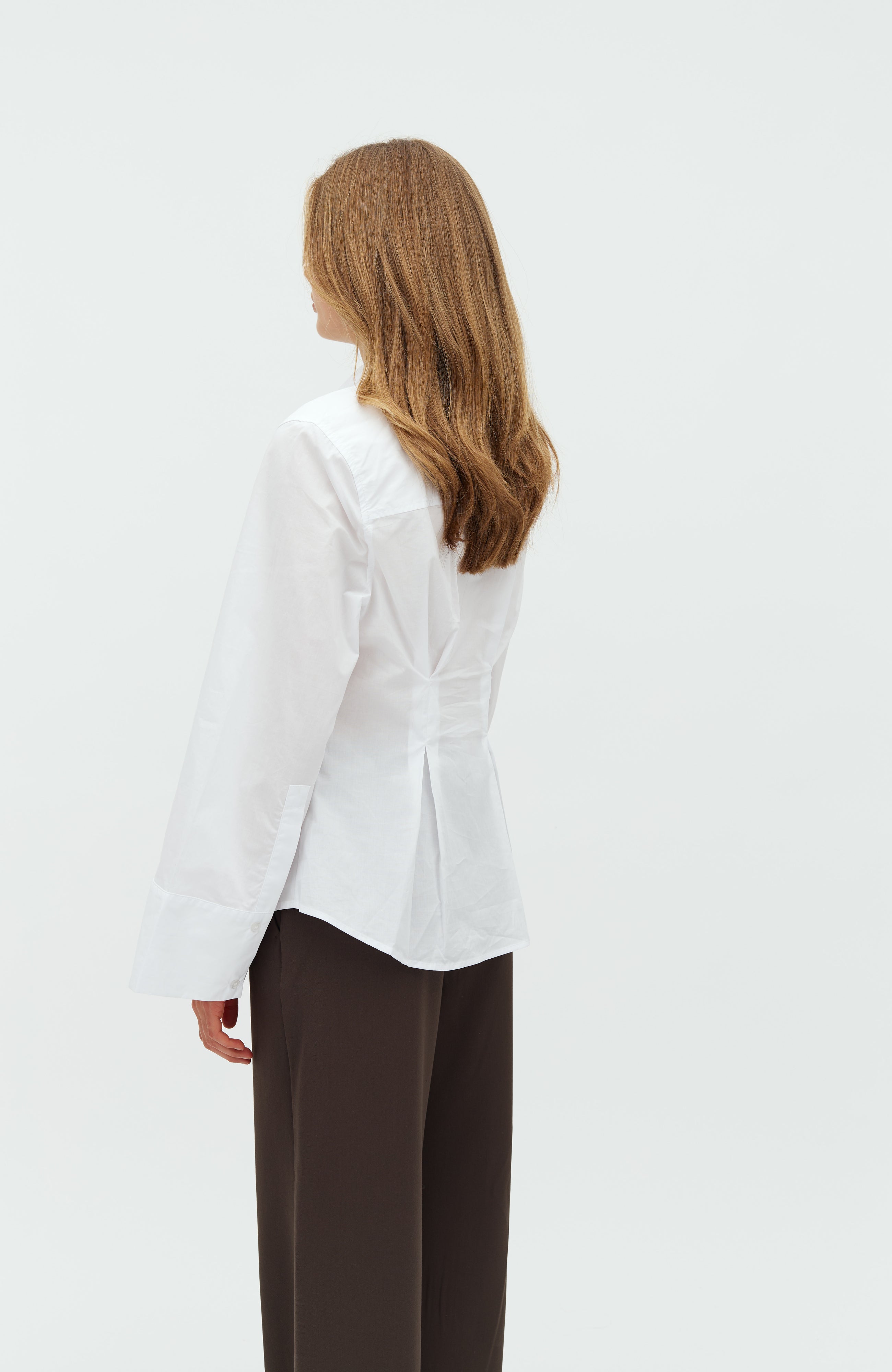 Kaloni-M_White_Model_2