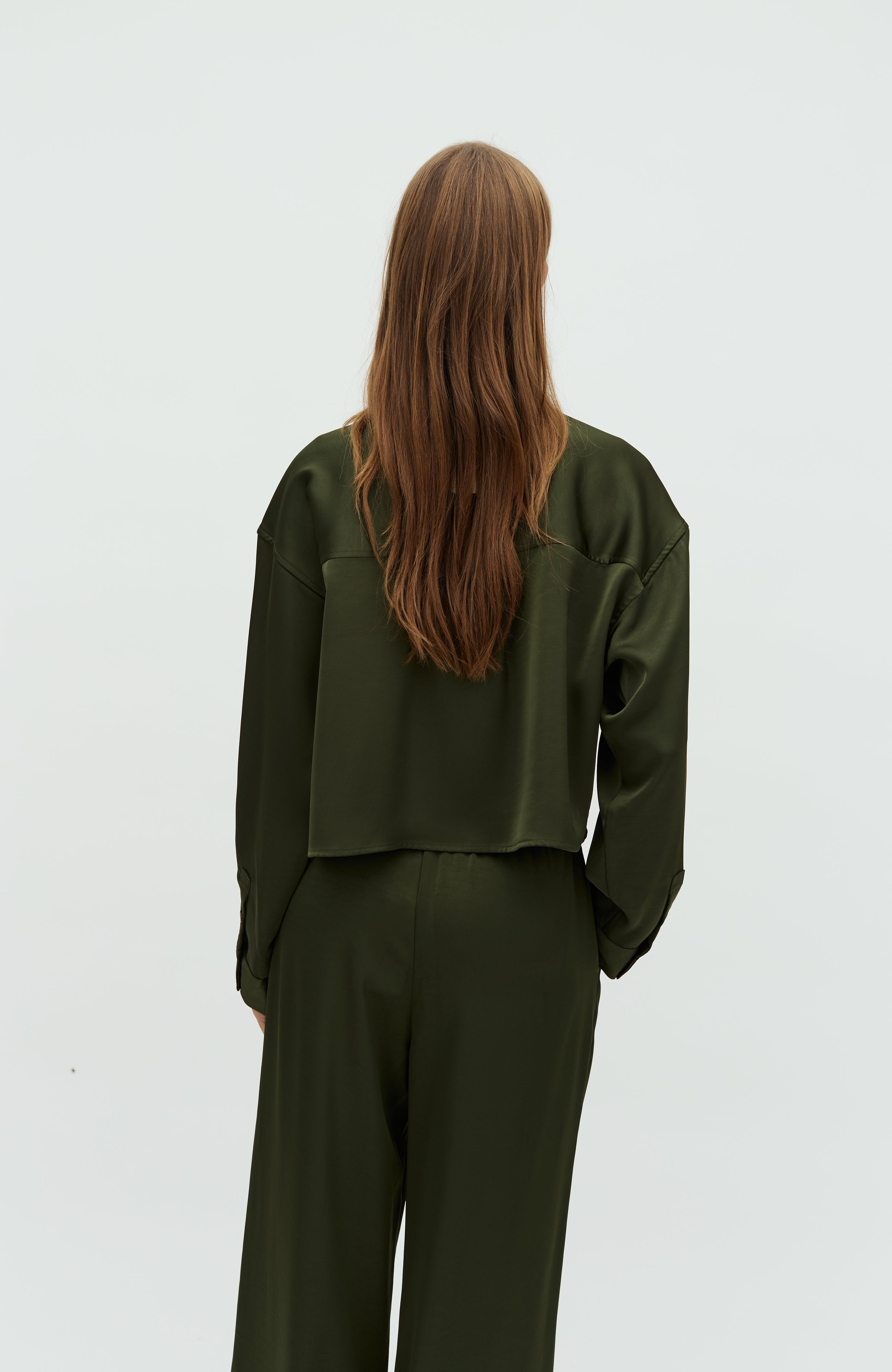 Emele-M_Pine Green_Model_2