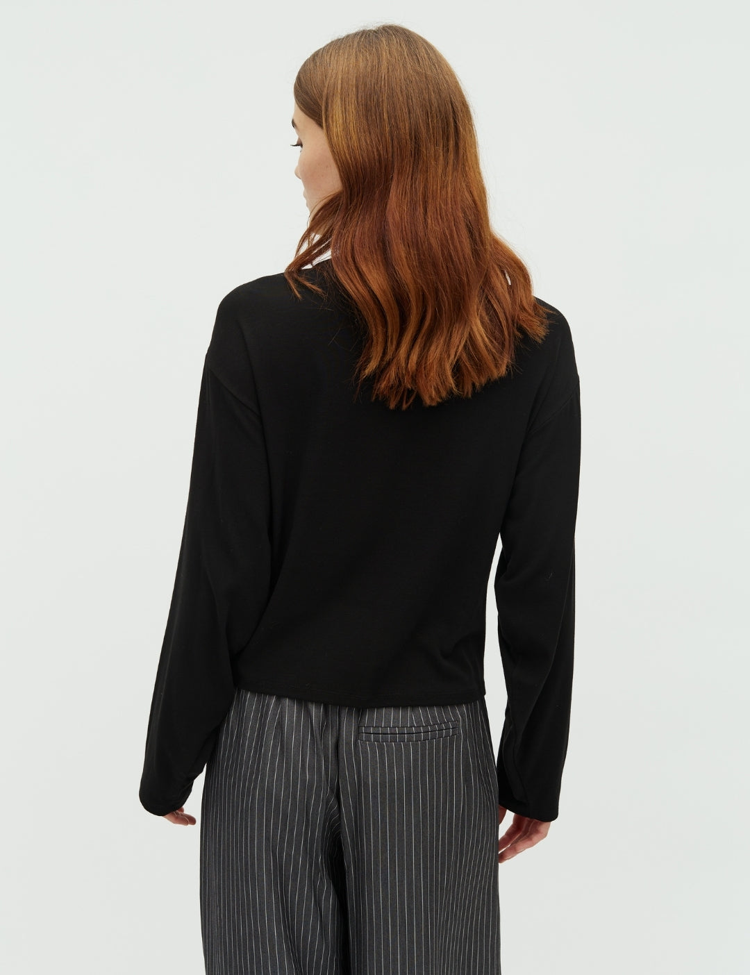 Serrea-M_Black_Model_2