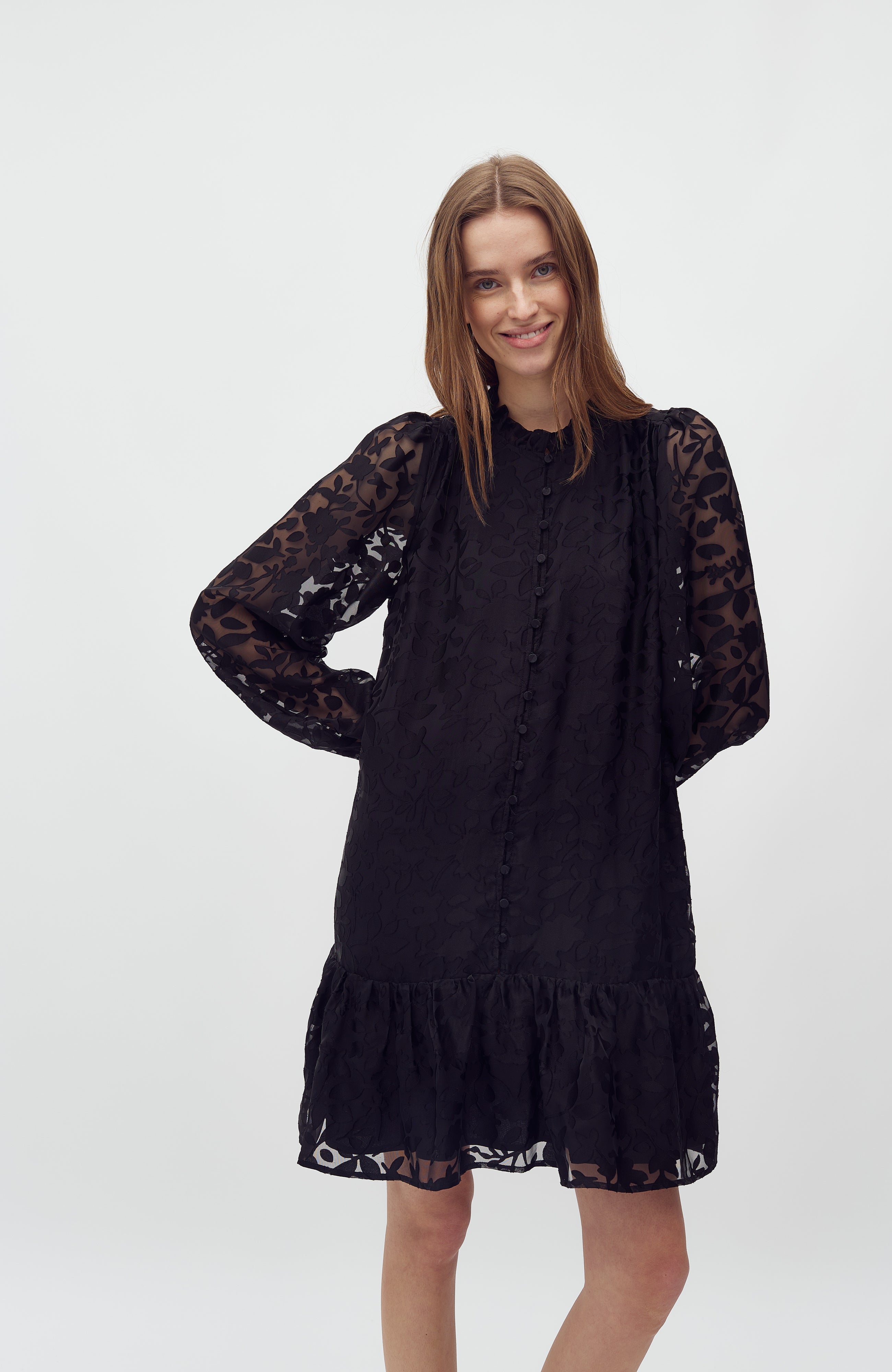 Nulia-M_Black_Model_1