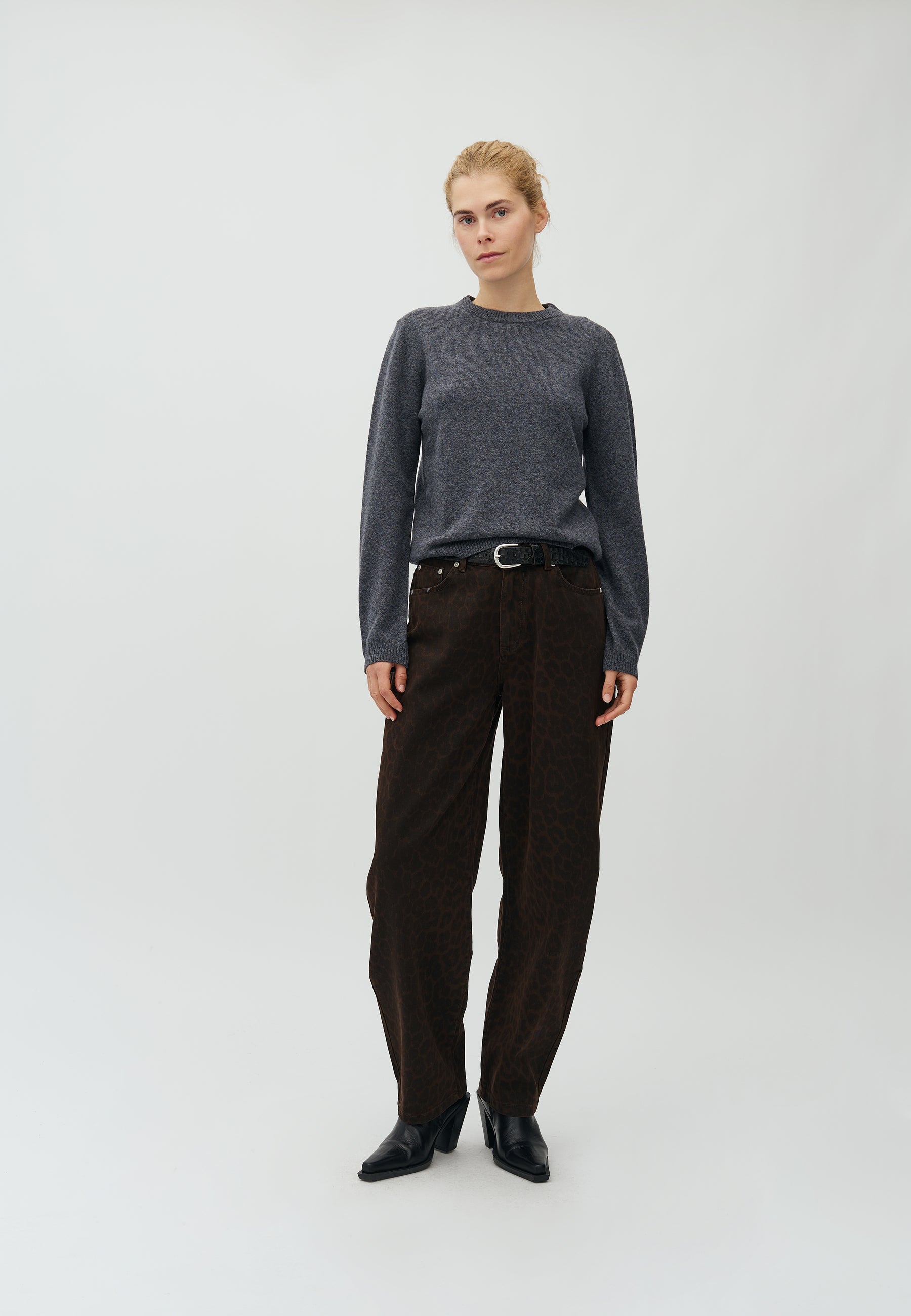 Christin-M_Dark Grey Melange_Model_3