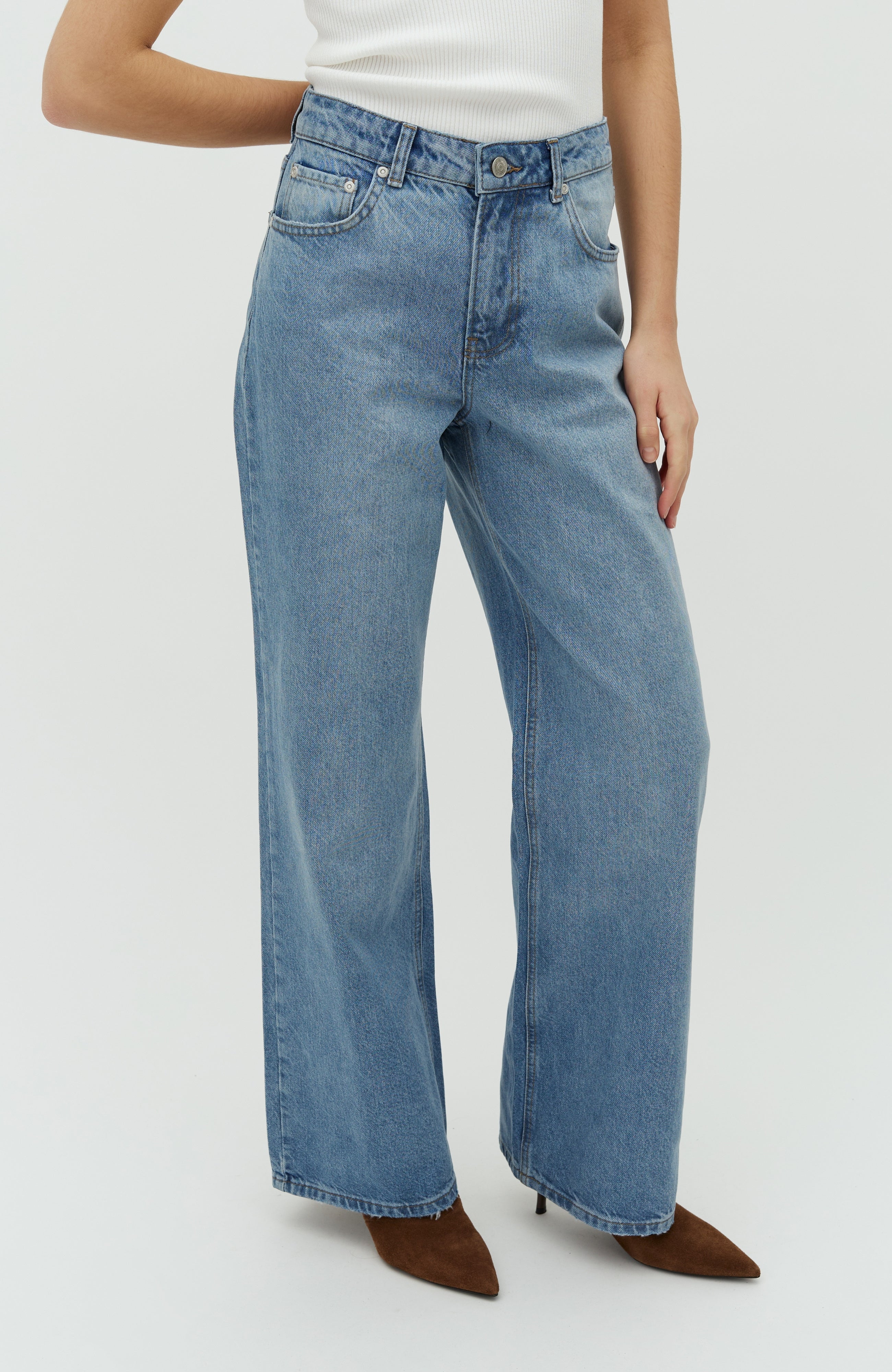 Amarillo-M_Light Blue Brushing_Model_1