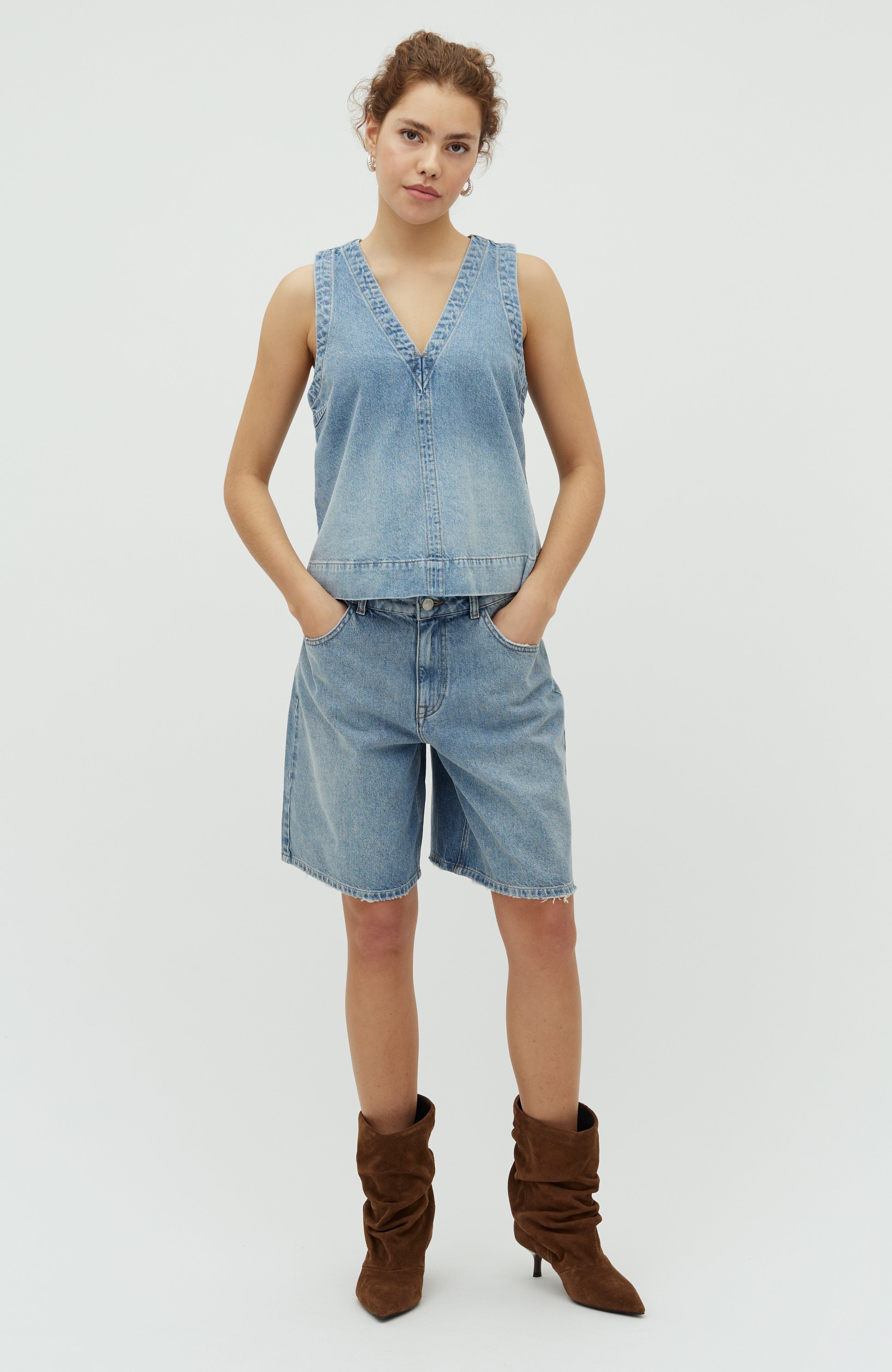 Talina-M_Light Blue Brushing_Model_0