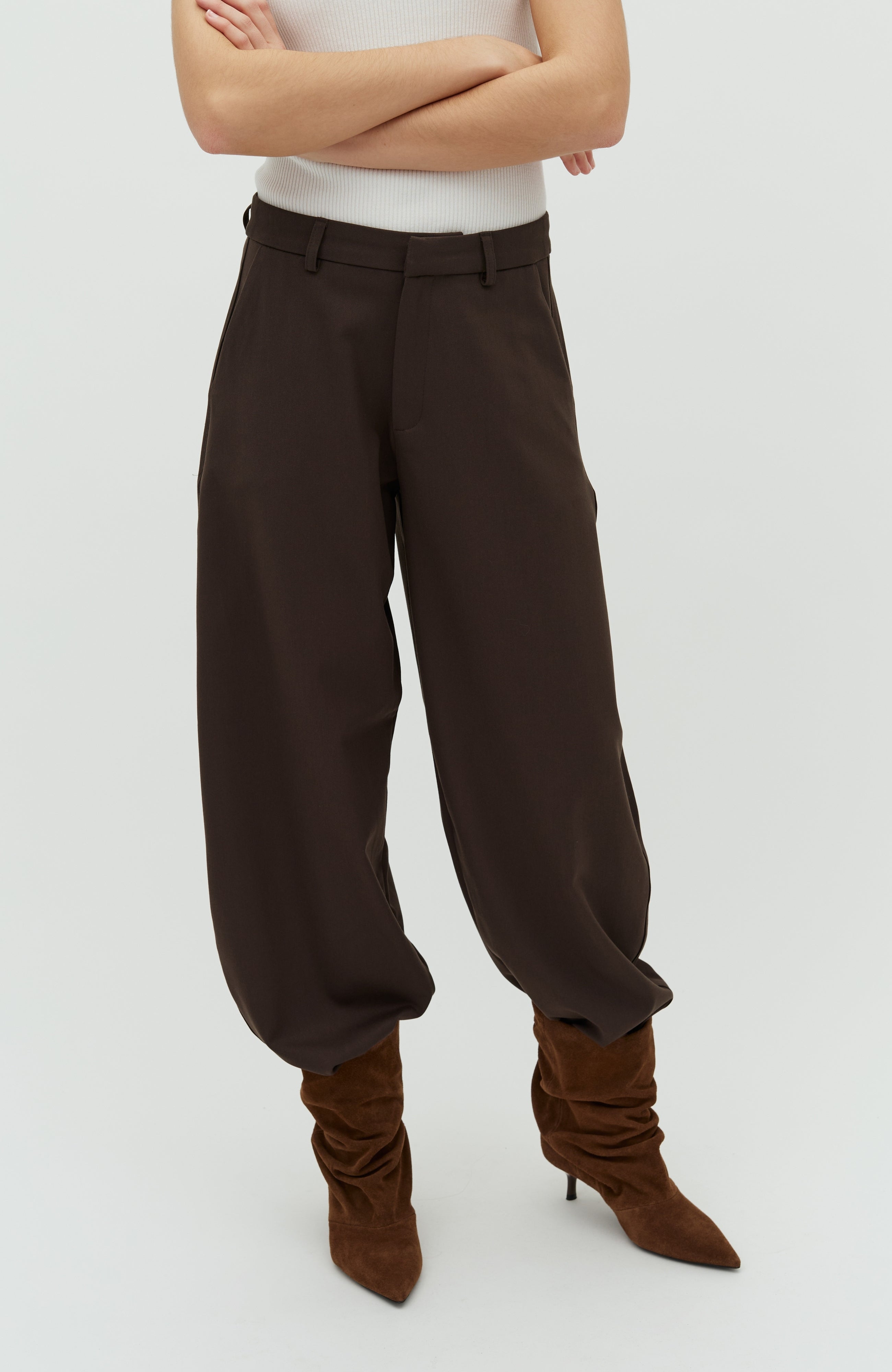 Silira-M_Coffee Brown_Model_1