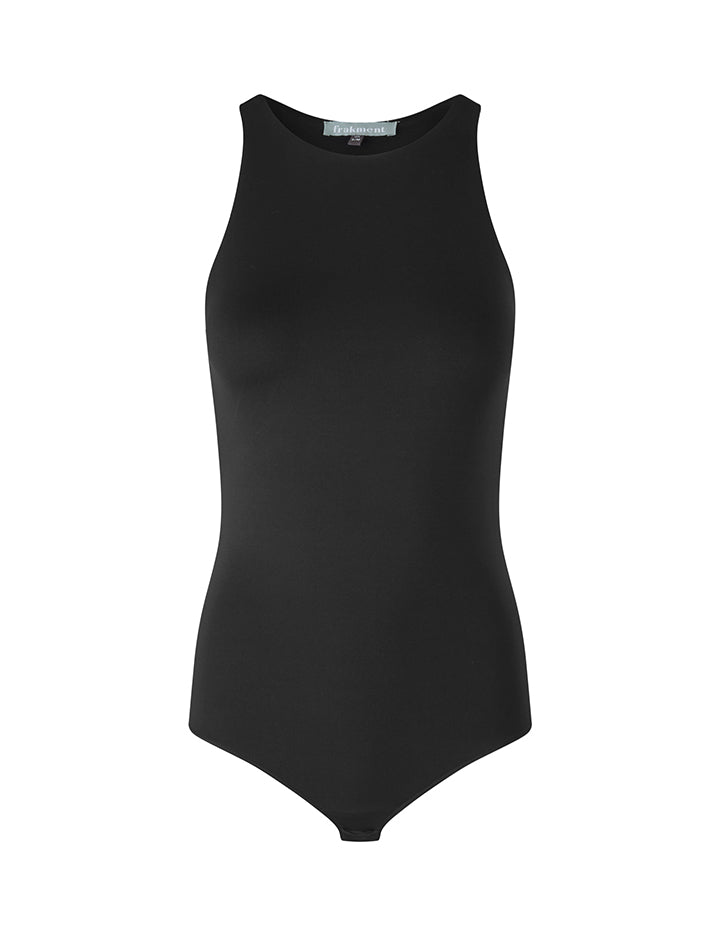 Madera-F_Black_Packshot_0