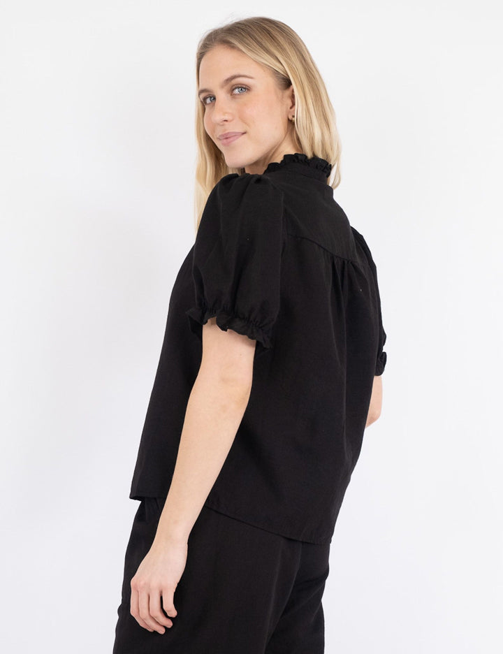 160264 Odesa Linen Blouse_Black_Model_1