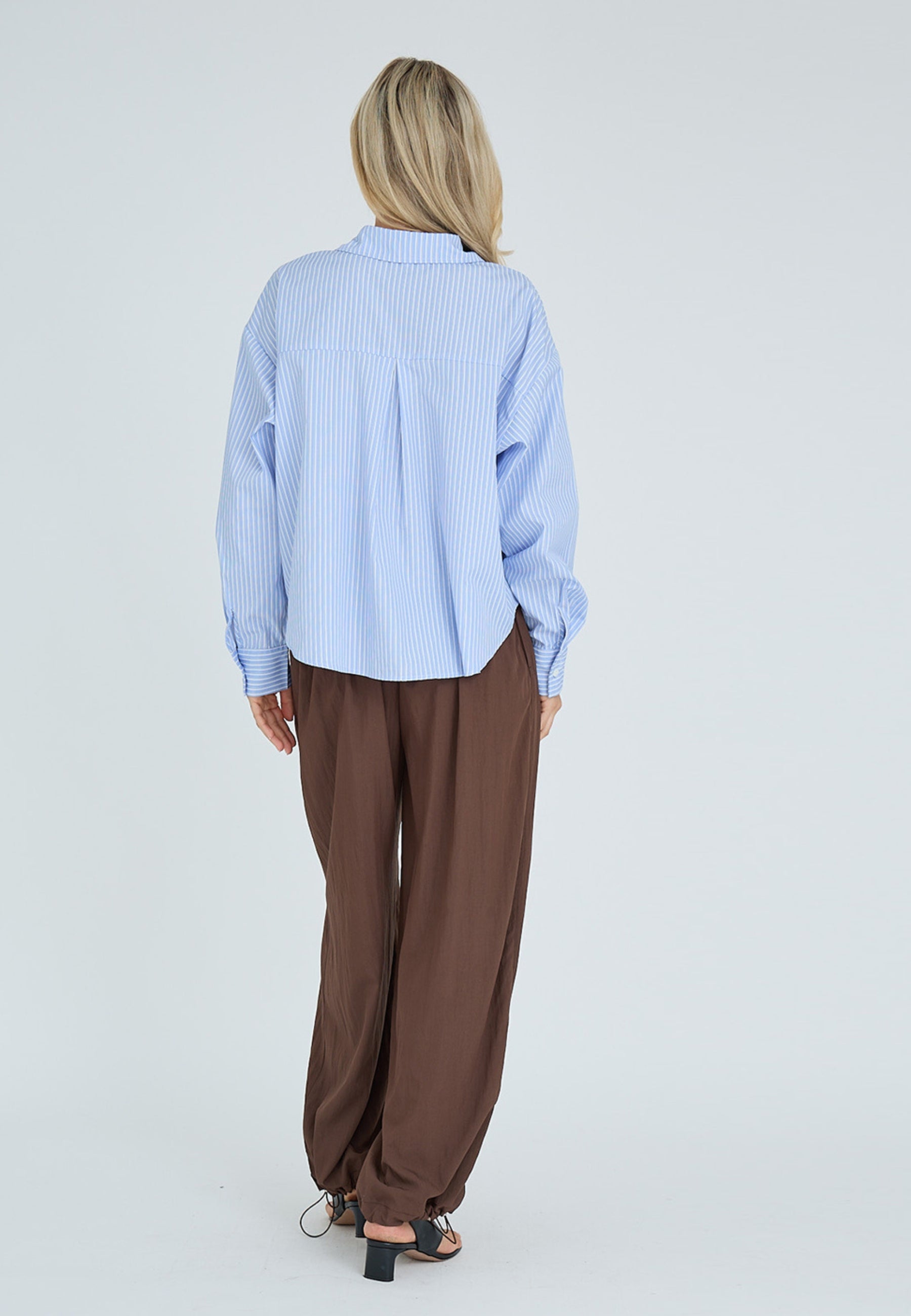 AV8067 Manon pants_117 Brown_Model_2