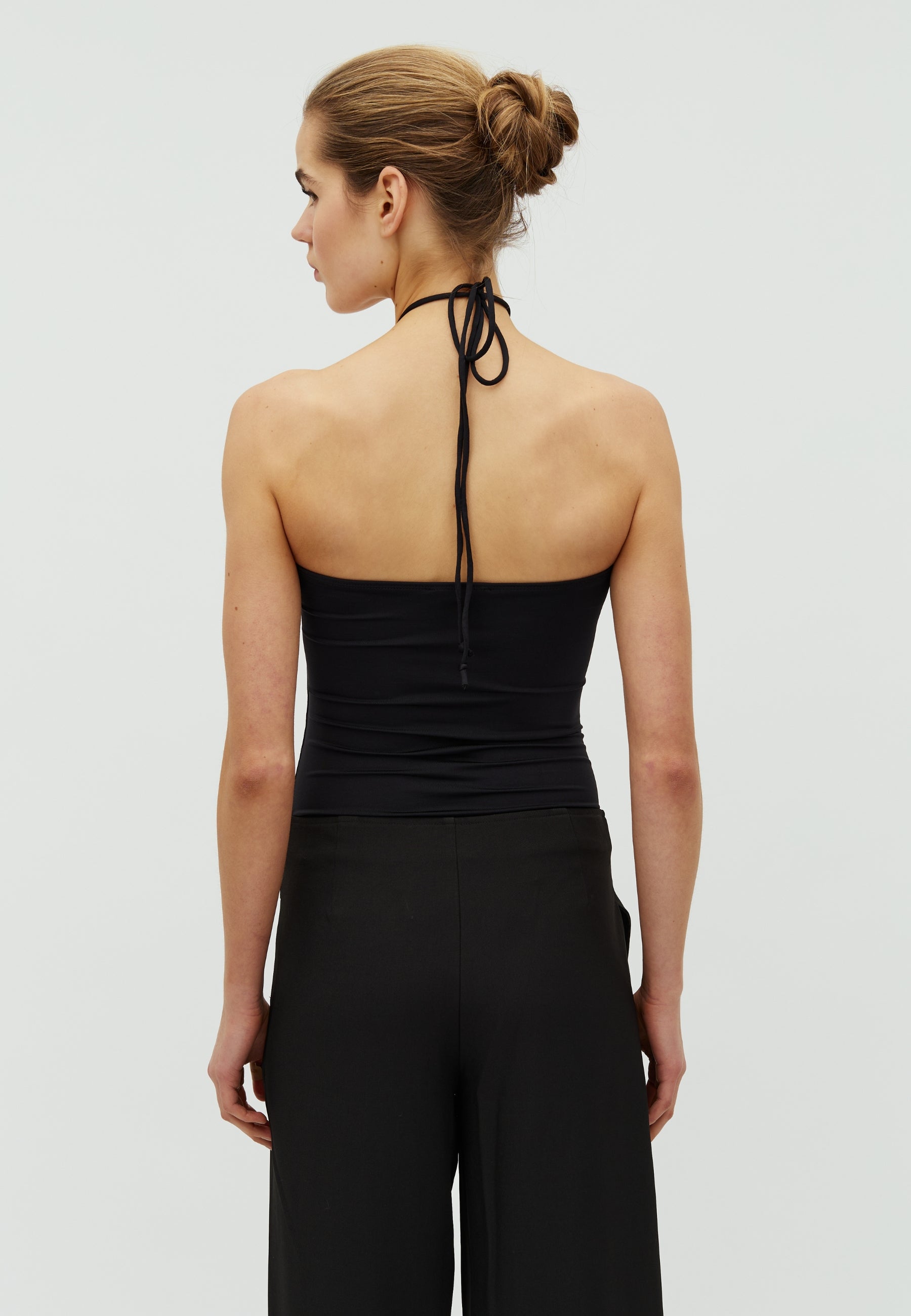 Aviano-F_Black_Model_2