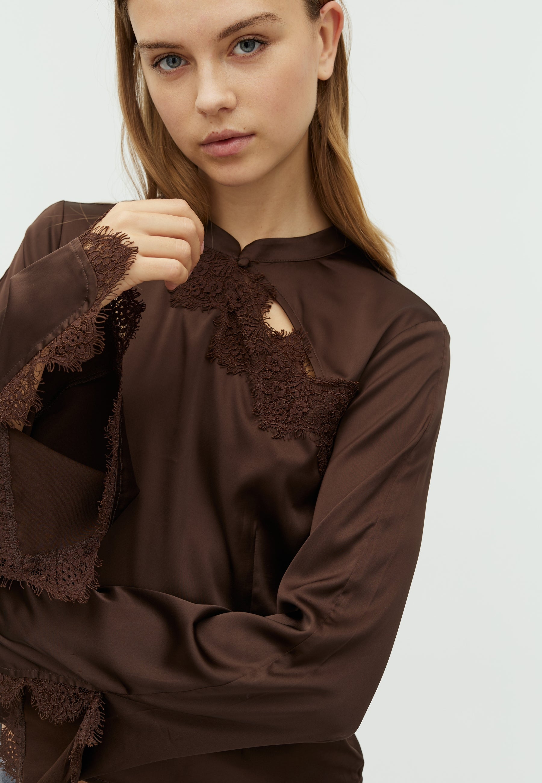 Irene-F_Dark Brown_Model_1