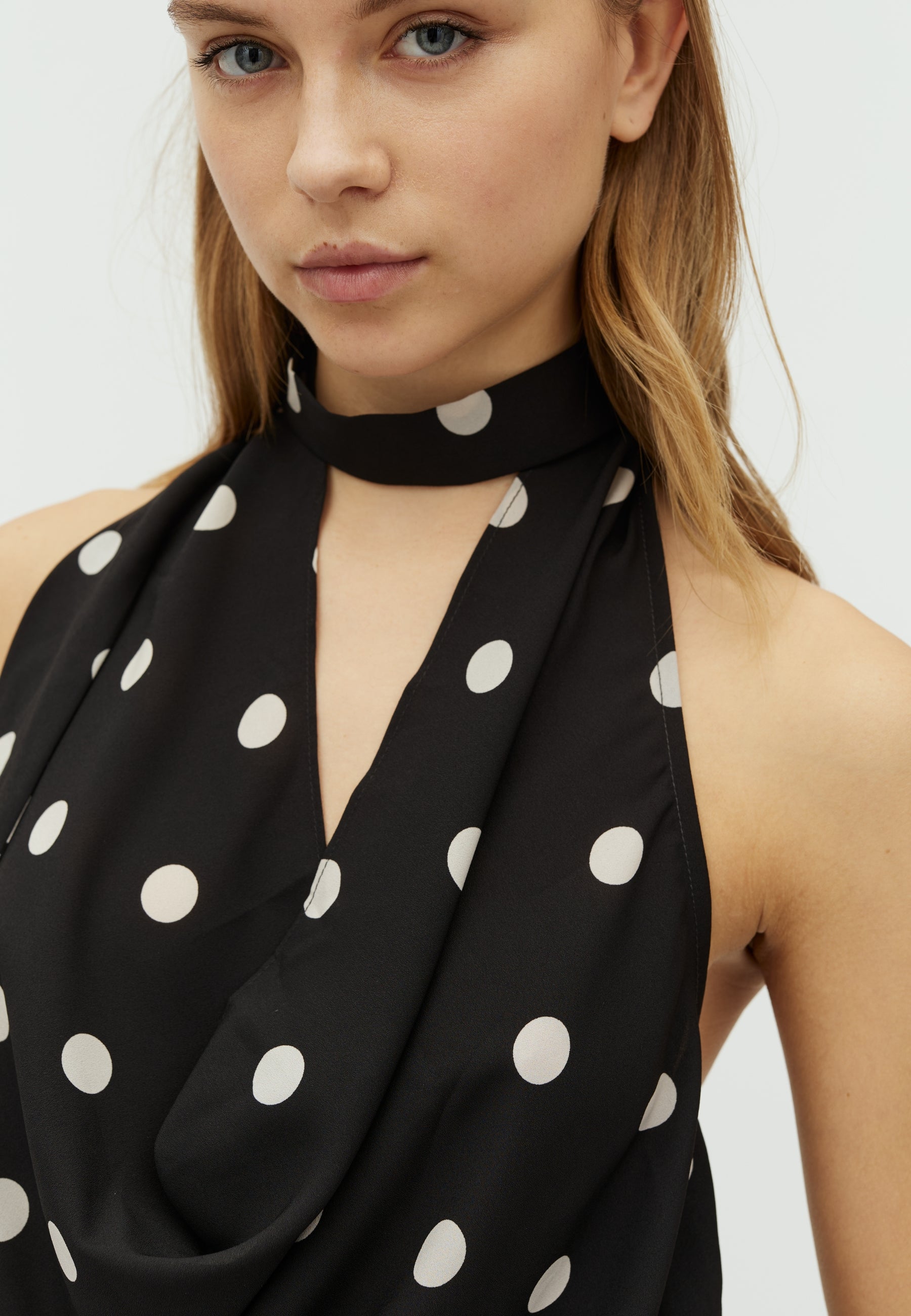 Caroli-F_black dot_Model_1