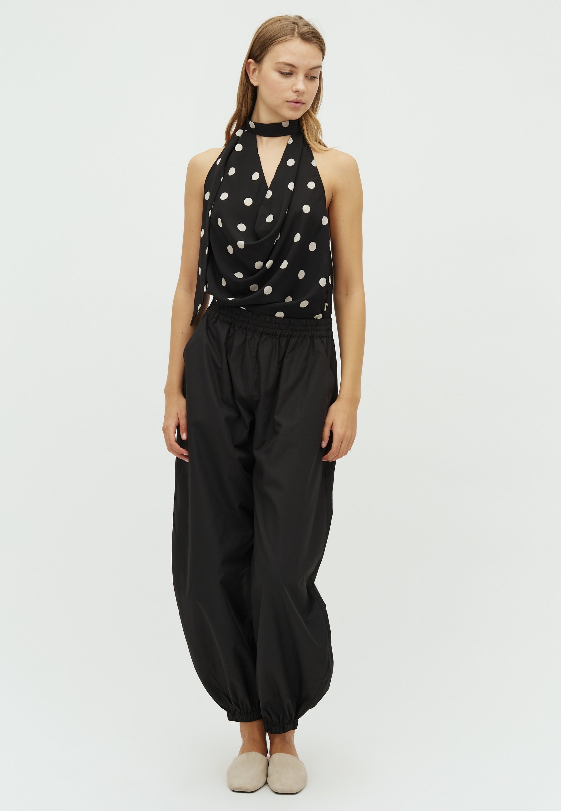 Caroli-F_black dot_Model_3