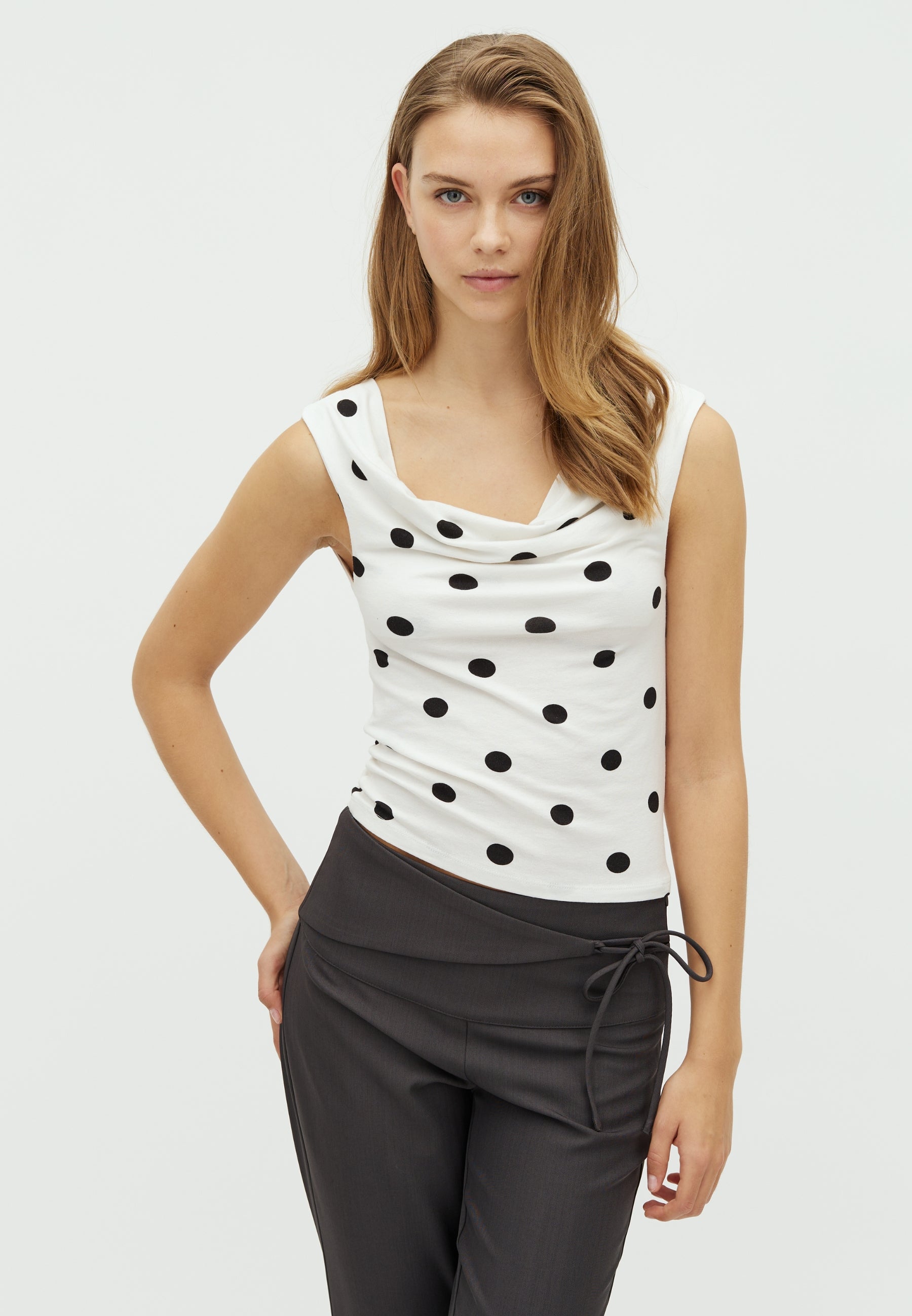 Jammina-F_Black Dot_Model_0