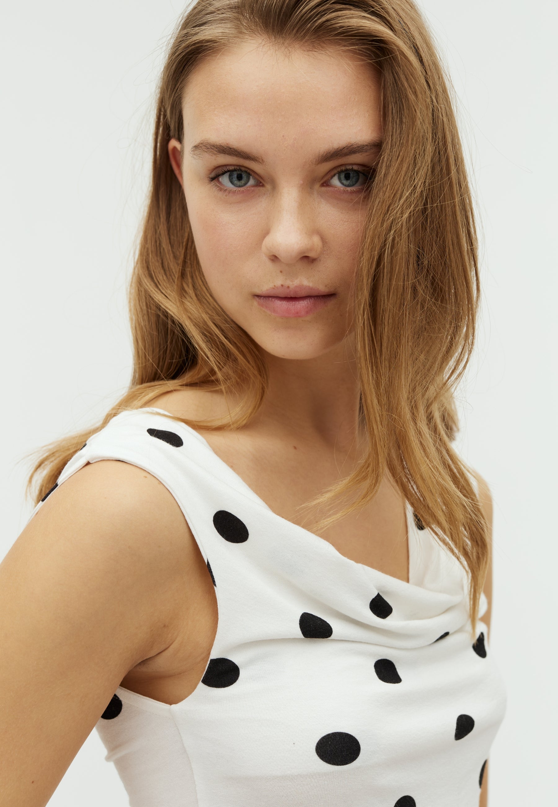 Jammina-F_Black Dot_Model_1