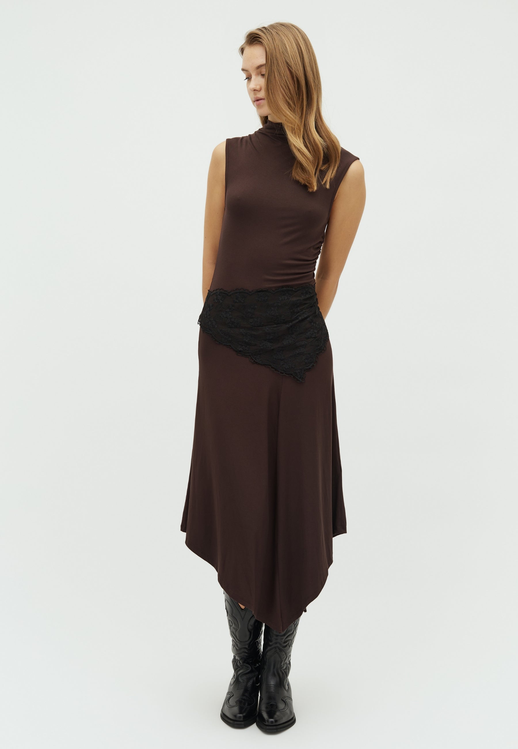 Virolea-F_Dark Brown_Model_0