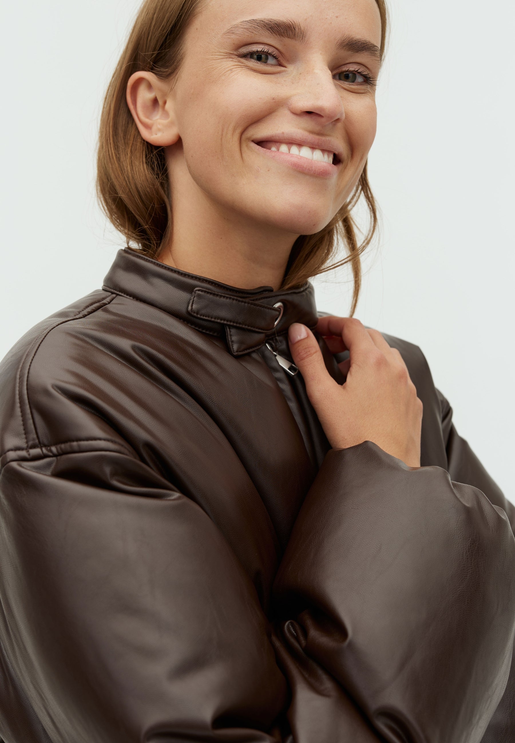 Antonea-F_Morning coffee_Model_2